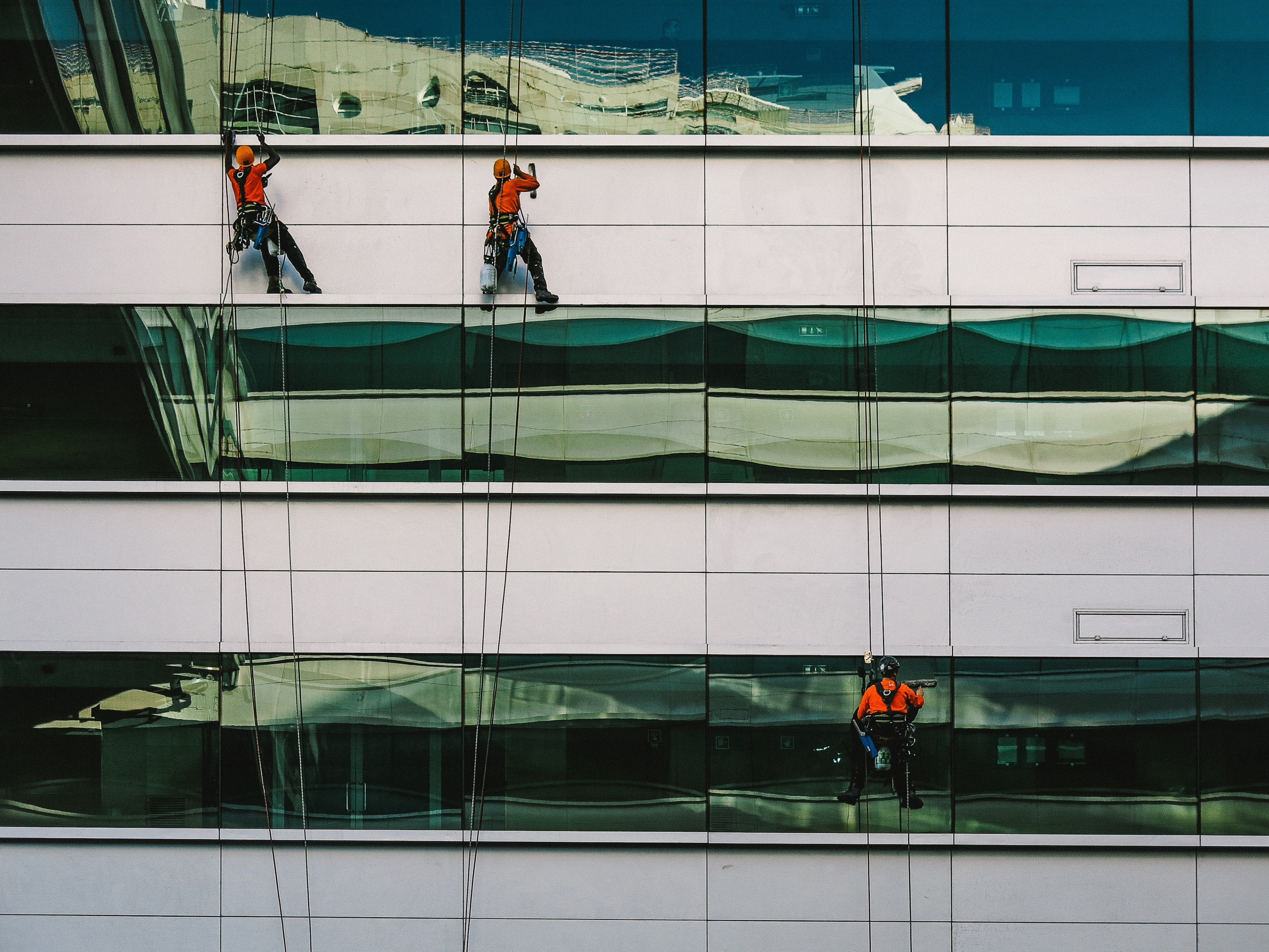 three window cleaners on ropes on an office building facade, window cleaners in lisboa 4k, HD Wallpaper
