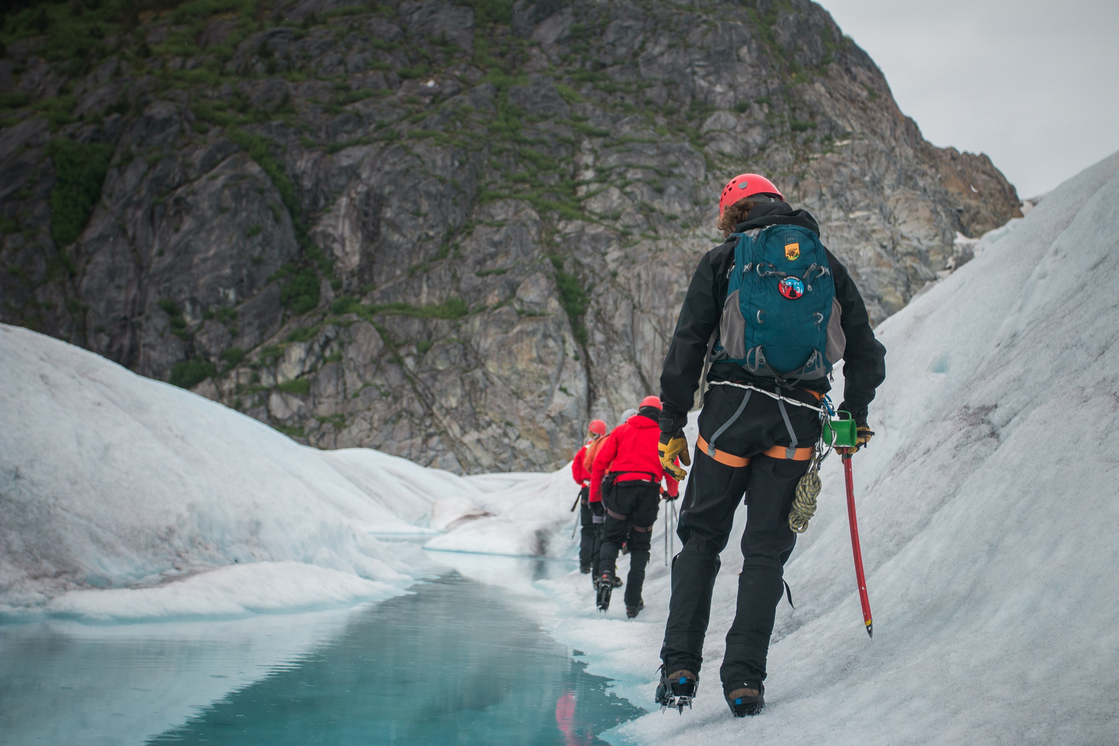hikers backpacking through snow near a mountain, friends hiking in snow 4k, HD Wallpaper