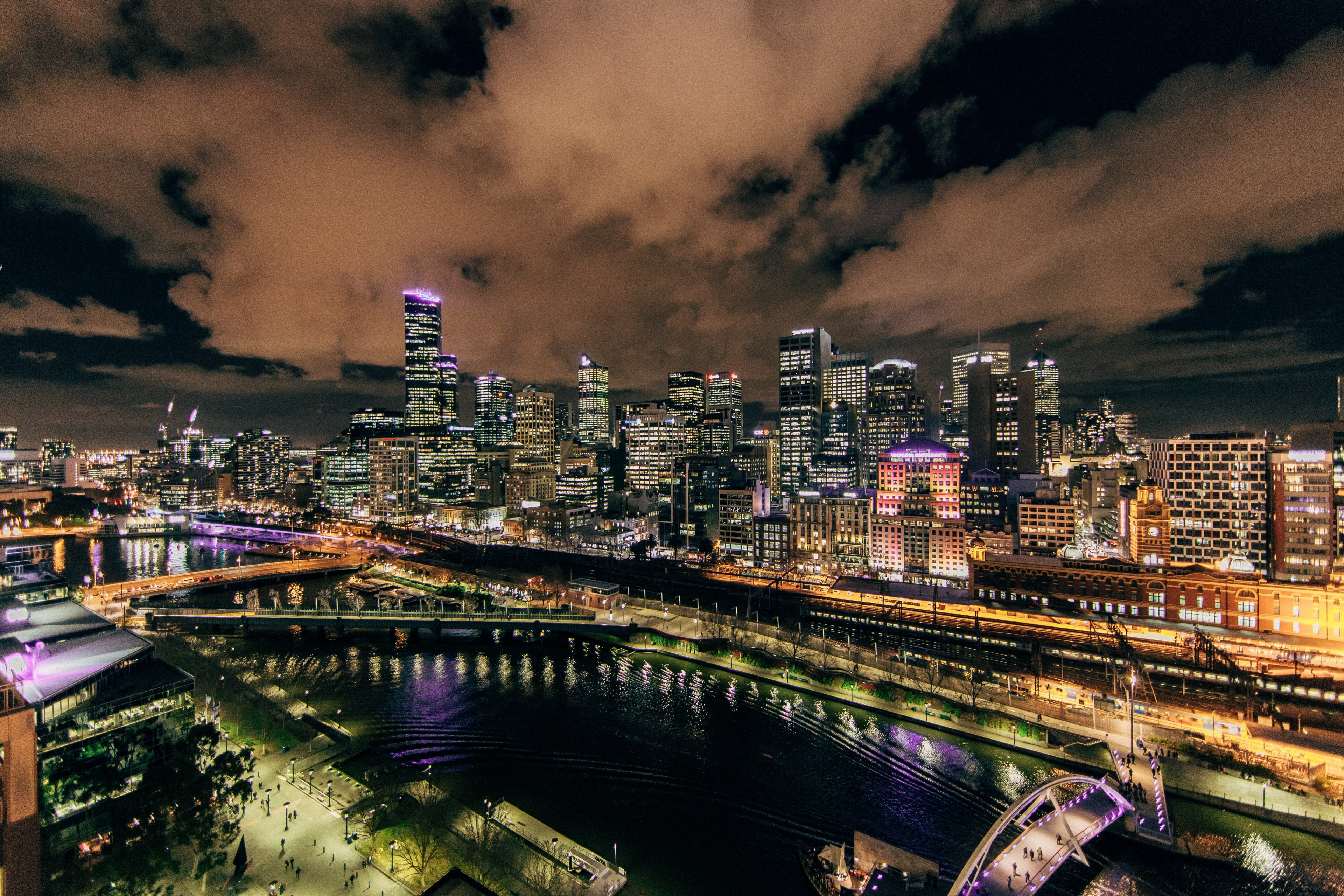 an urban panorama on the banks of a river in melbourne at night, urban river banks 4k, HD Wallpaper