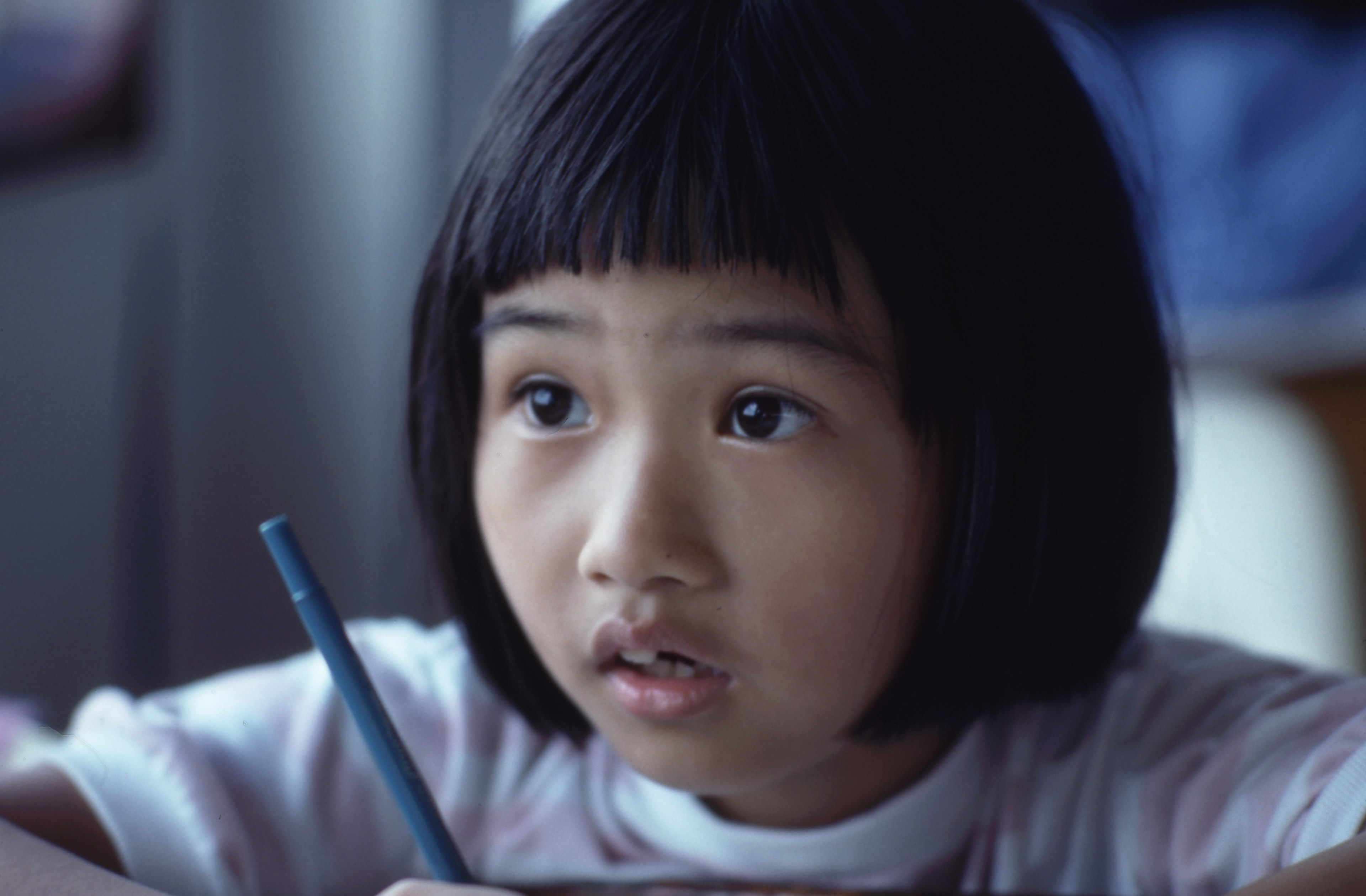 a child concentrating hard at school, child studying 4k, HD Wallpaper