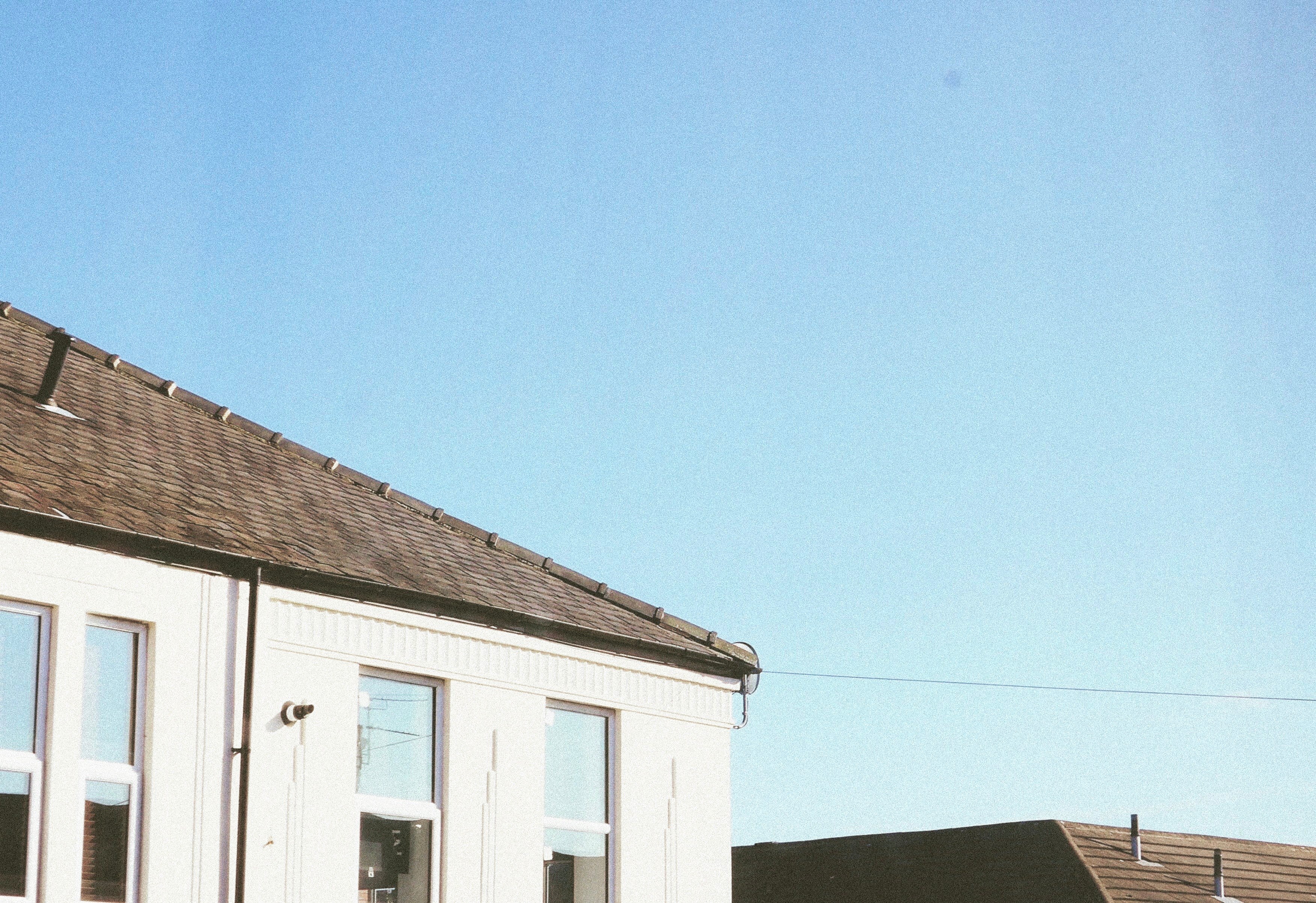 white house with brown tile roof against a blue sky, daze 4k, HD Wallpaper
