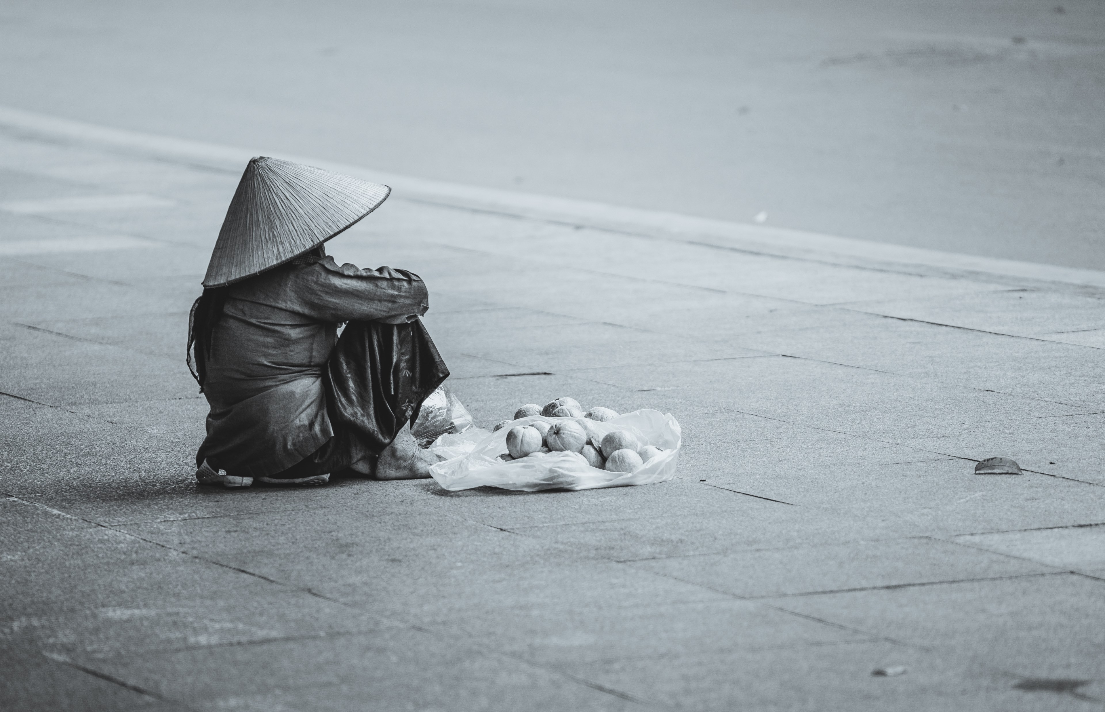 a woman sitting on the ground wearing an asian rain hat, _asian rain hat 4k, HD Wallpaper