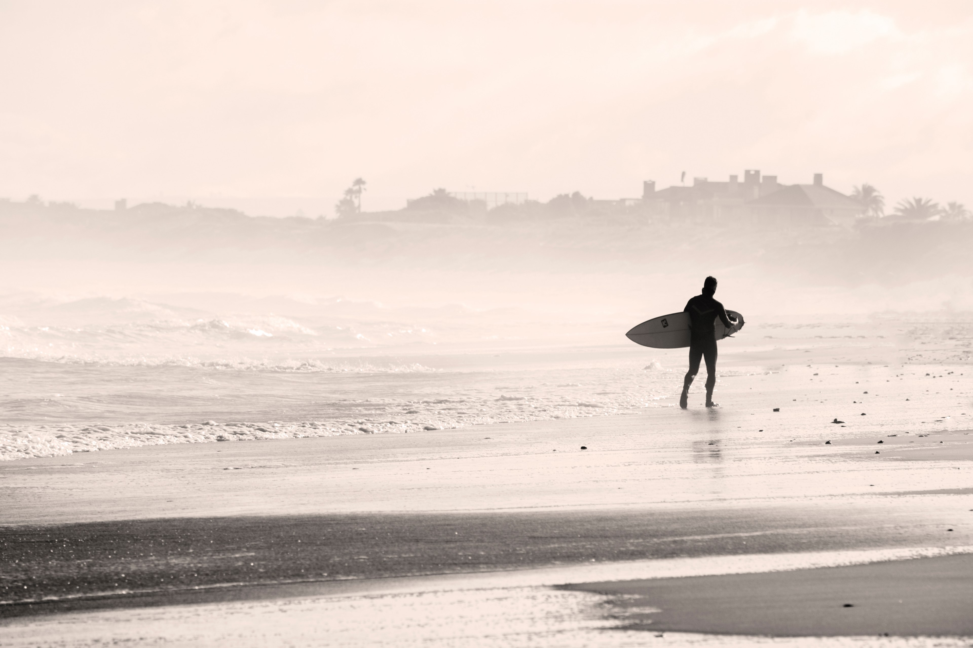 surfer walking on the beach by the rough ocean in cape town, surfer heading into the mist 4k, HD Wallpaper