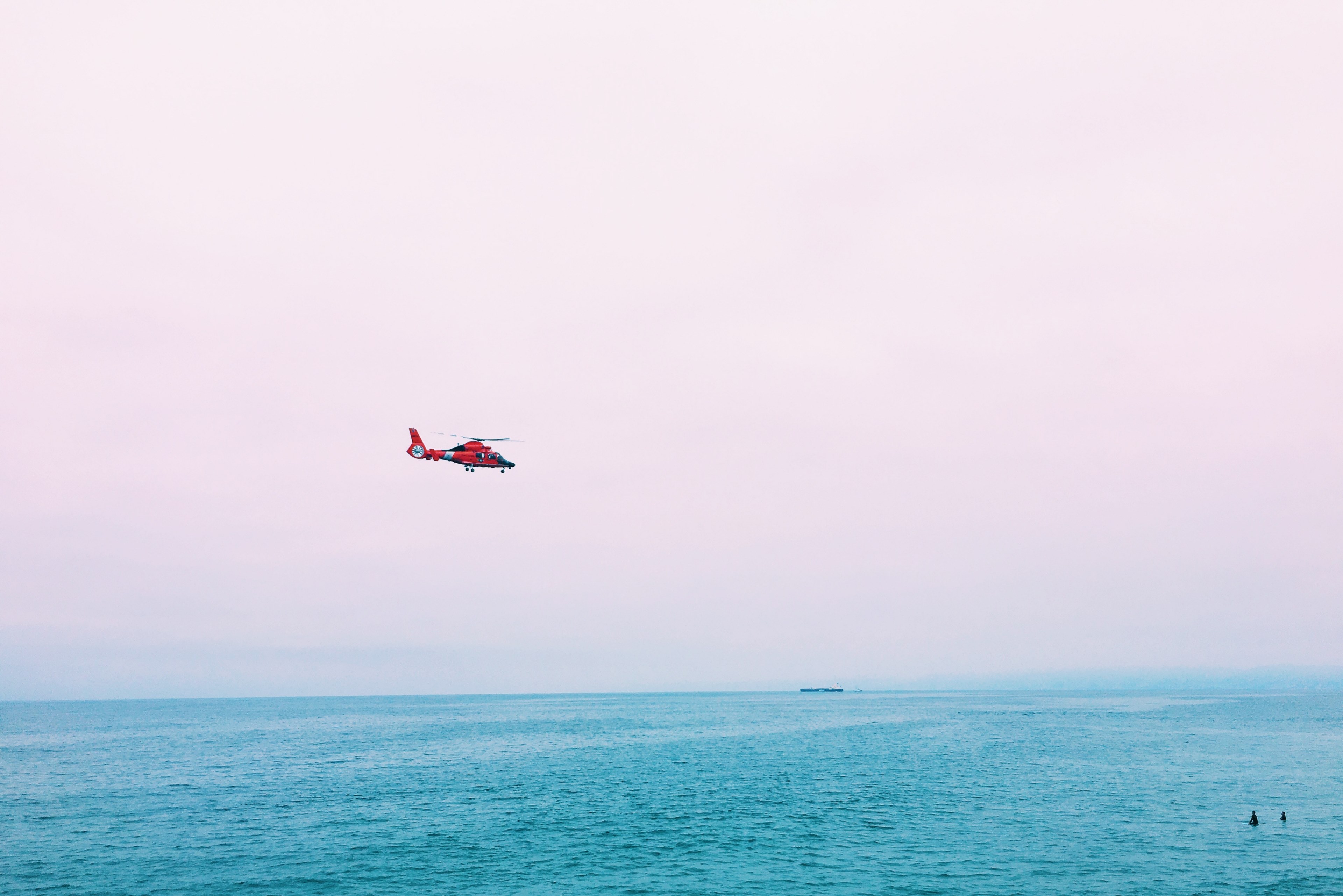 red rescue helicopter near the shore at manhattan beach pier manhattan beach california united states, coast guard over manhattan beach 4k, HD Wallpaper
