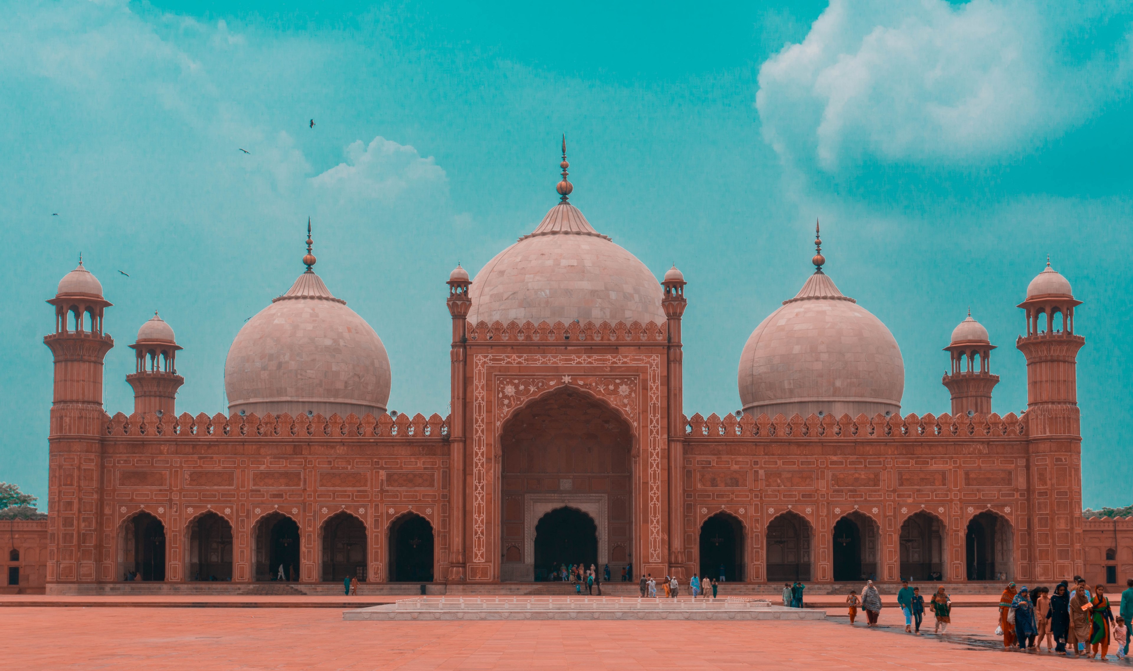 tourists explore the ornate badshahi mosque on a bright blue day, the badshahi mosque 4k, HD Wallpaper