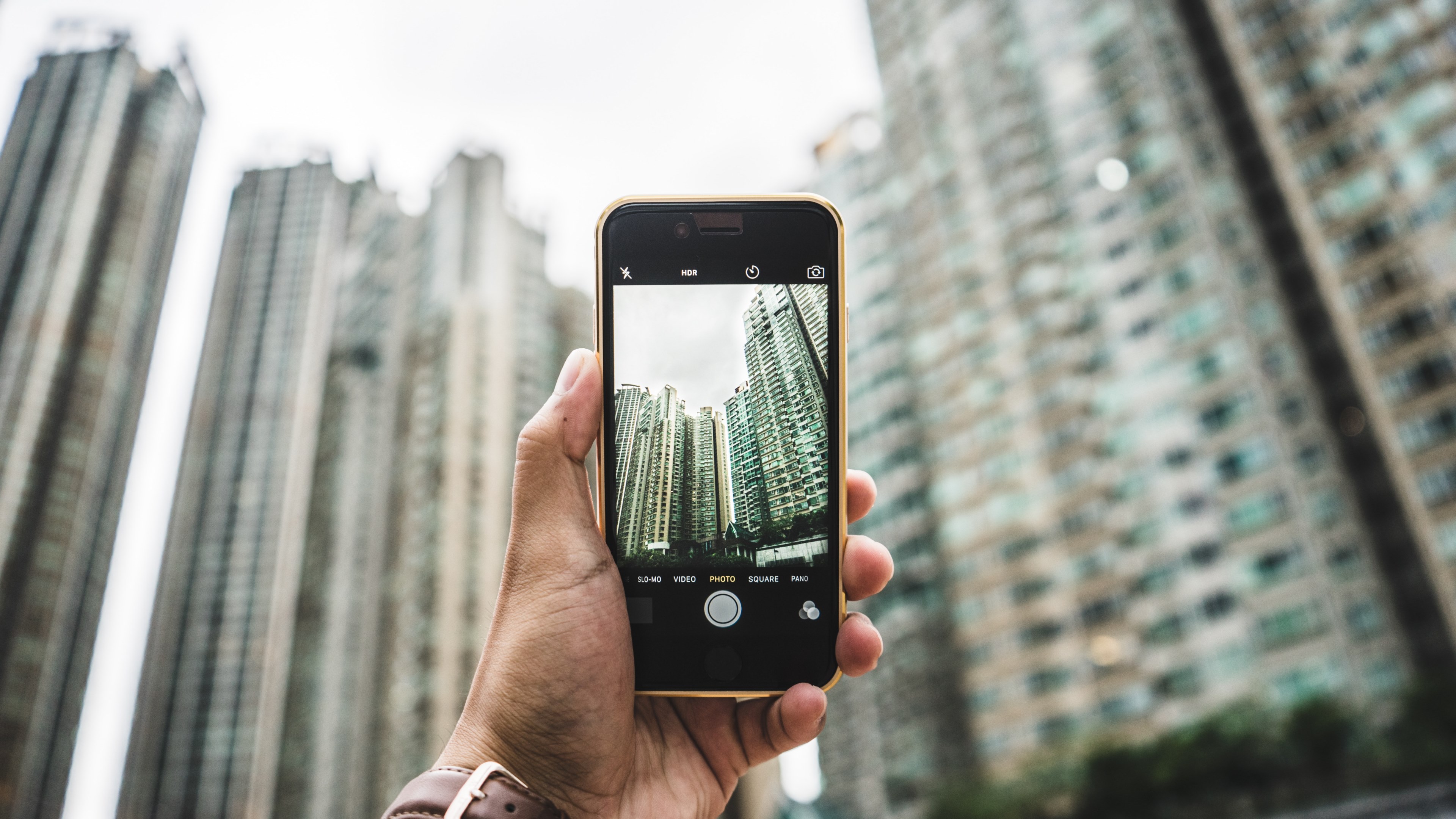 a person photographing skyscrapers in hong kong with an iphone, photographing skyscrapers 4k, HD Wallpaper