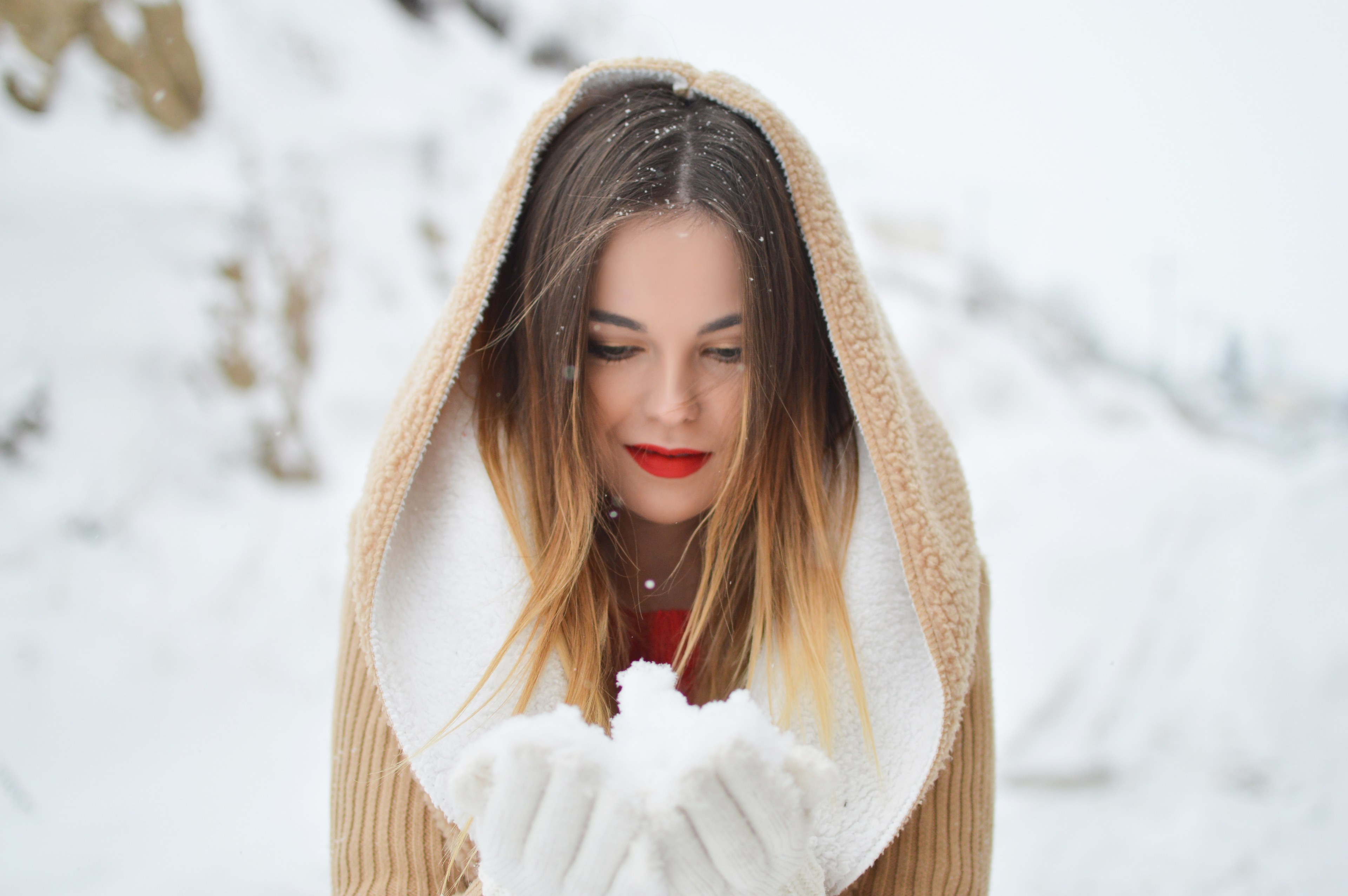 a smiling woman in a hooded coat and gloves holds a handful of snow in florina, handful of snow 4k, HD Wallpaper
