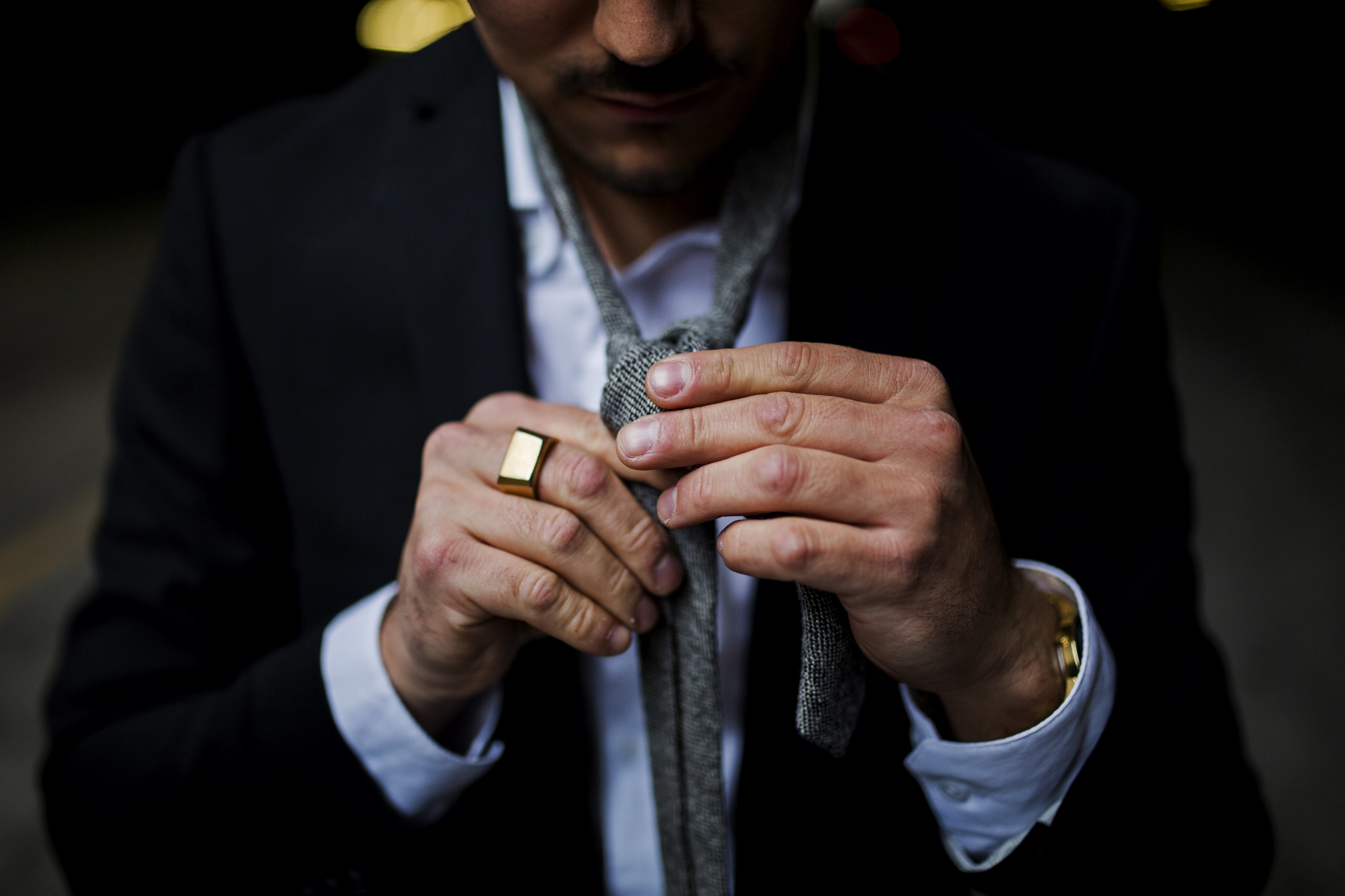 a man in a suit jacket tying his tie, r e a d y 4k, HD Wallpaper