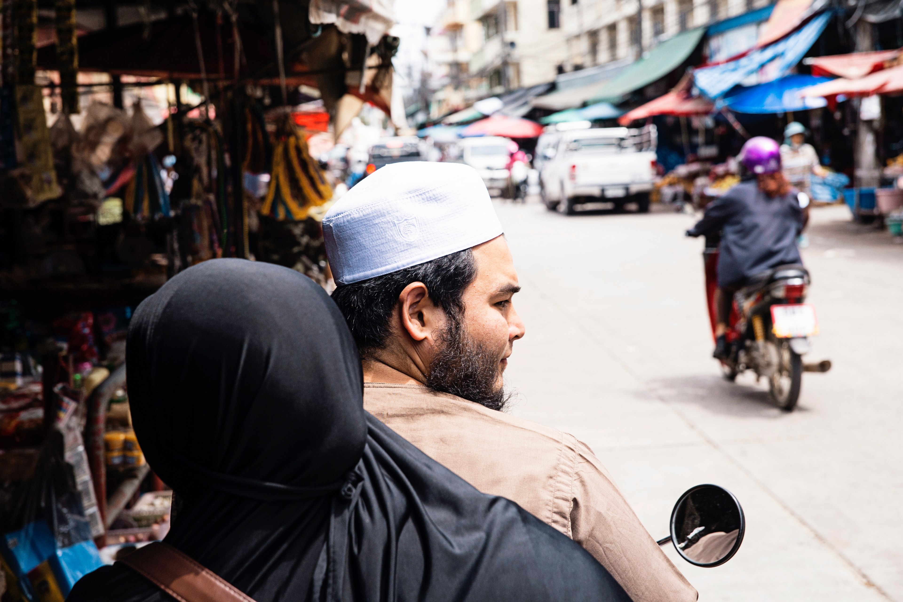 people riding on a motor bike through street markets in thailand, riding through the market 4k, HD Wallpaper