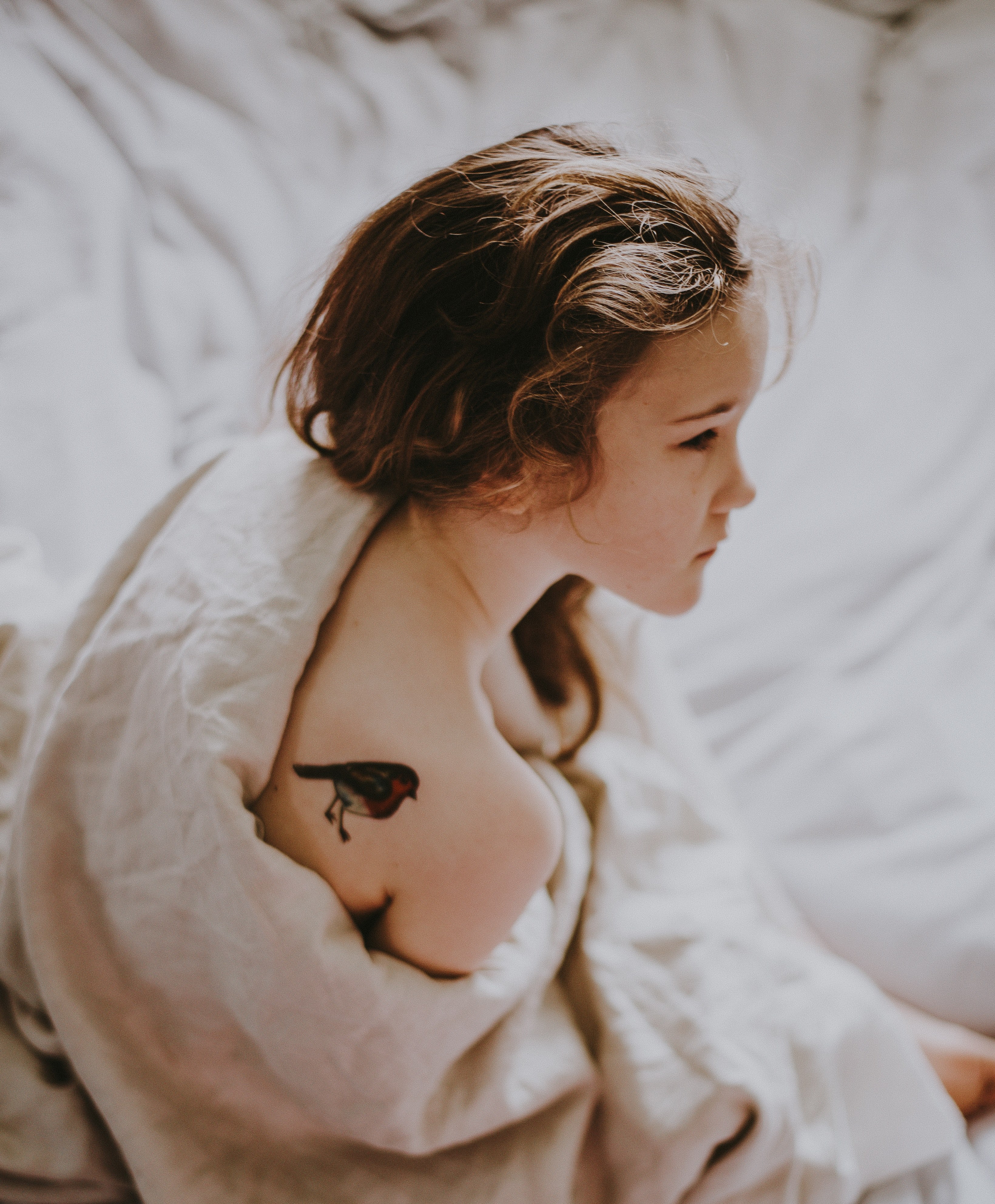 the girl with the robin tattoo 4k, Phone HD Wallpaper
