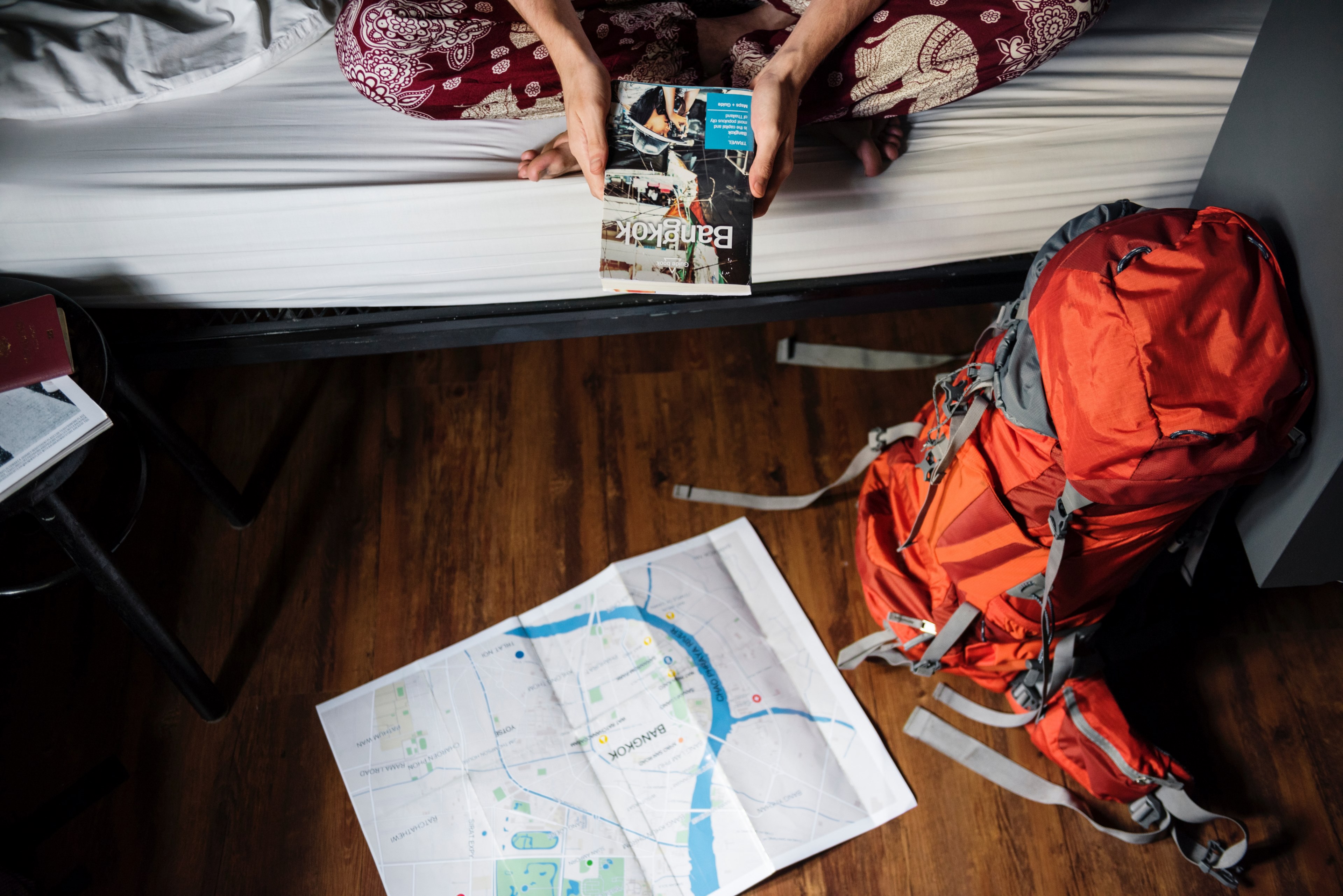 bakcpack travel map and book 4k, HD Wallpaper