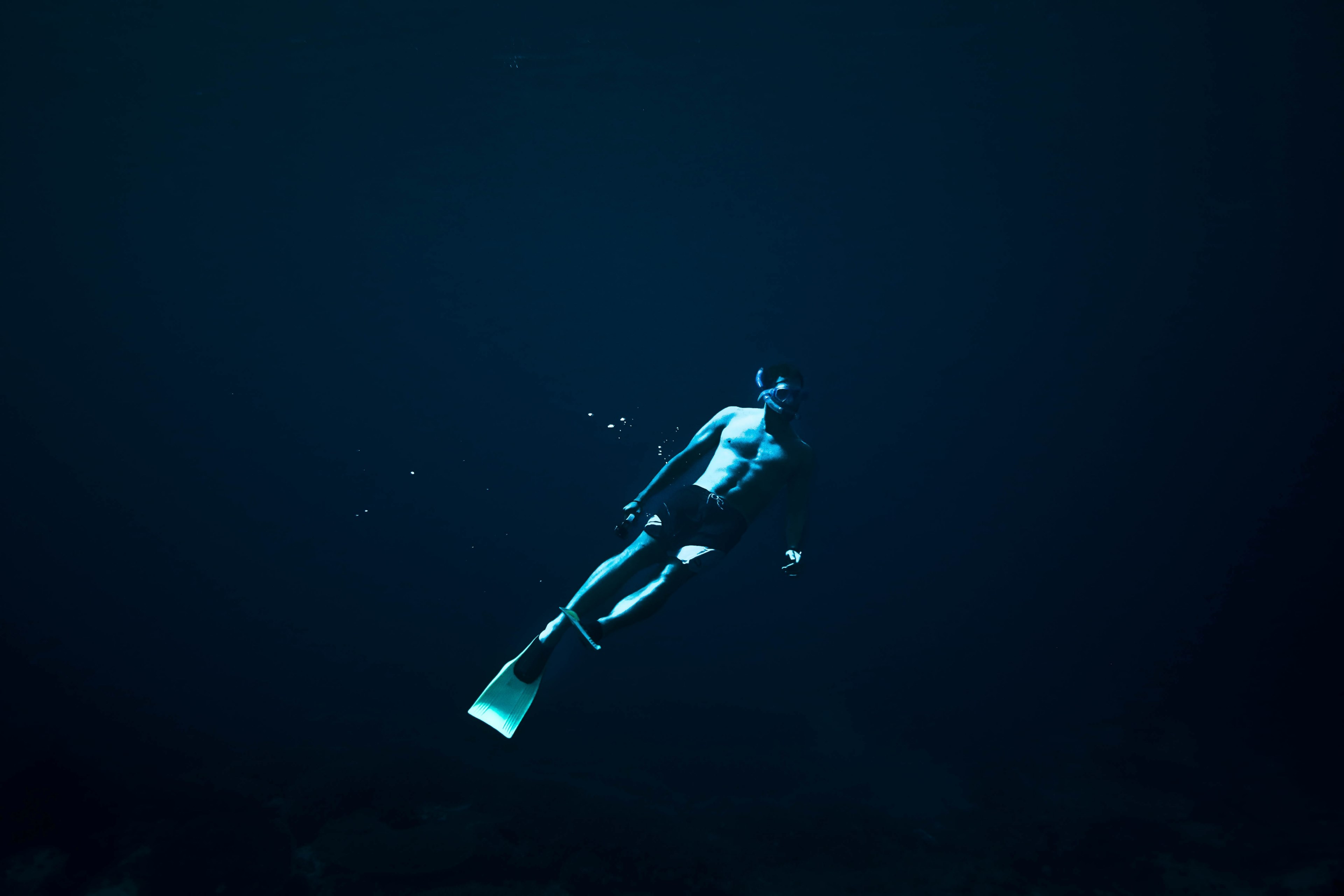 underwater view of a man snorkeling in lembongan island, _deep blue 4k, HD Wallpaper