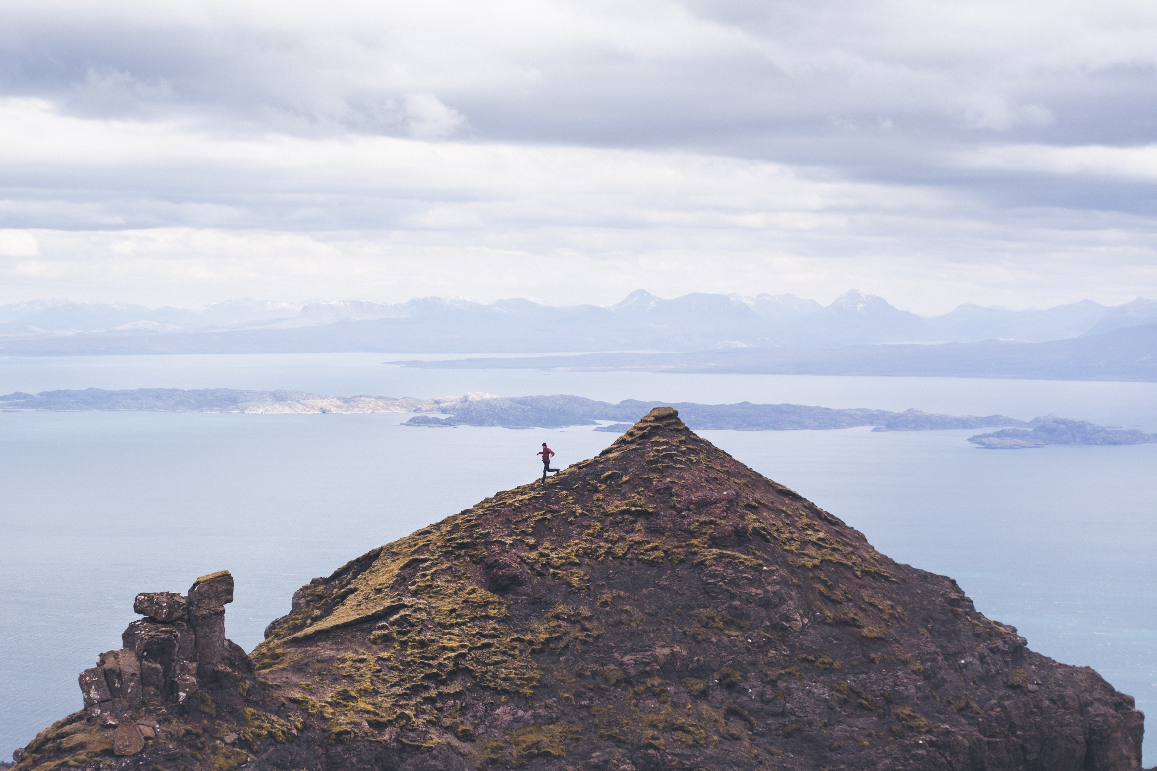 a person running down a mountain on the isle of skye, skye running 4k, HD Wallpaper