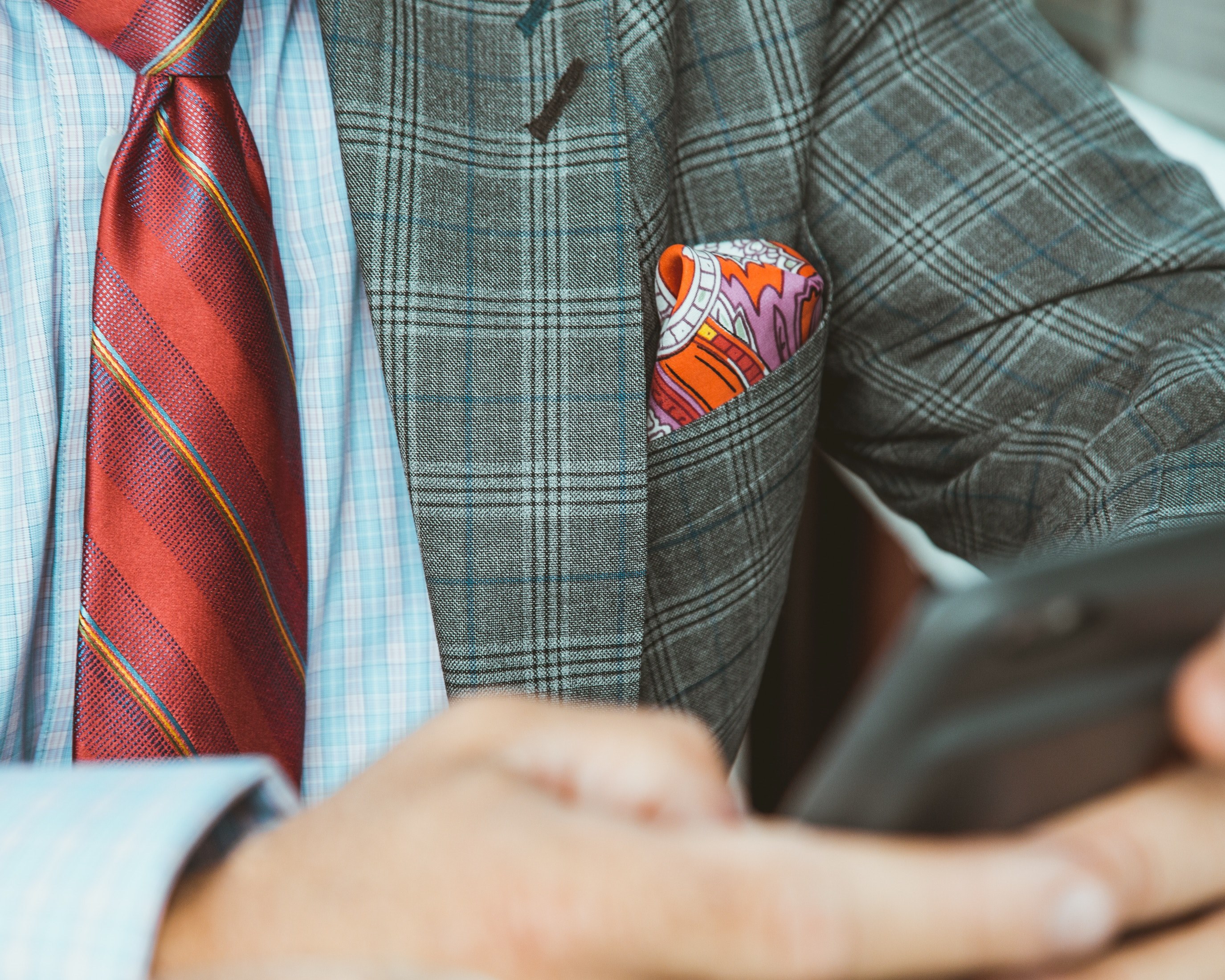 close up of a man in a plaid jacket and a tie using a smartphone, ready for work 4k, HD Wallpaper