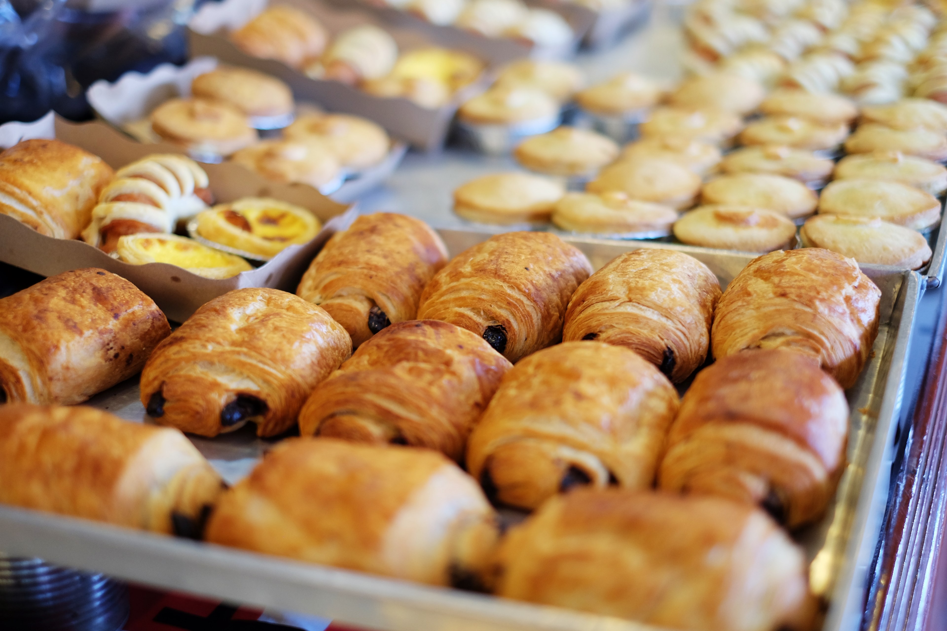 trays at a french bakery with pain au chocolat, pain au chocolat 4k, HD Wallpaper