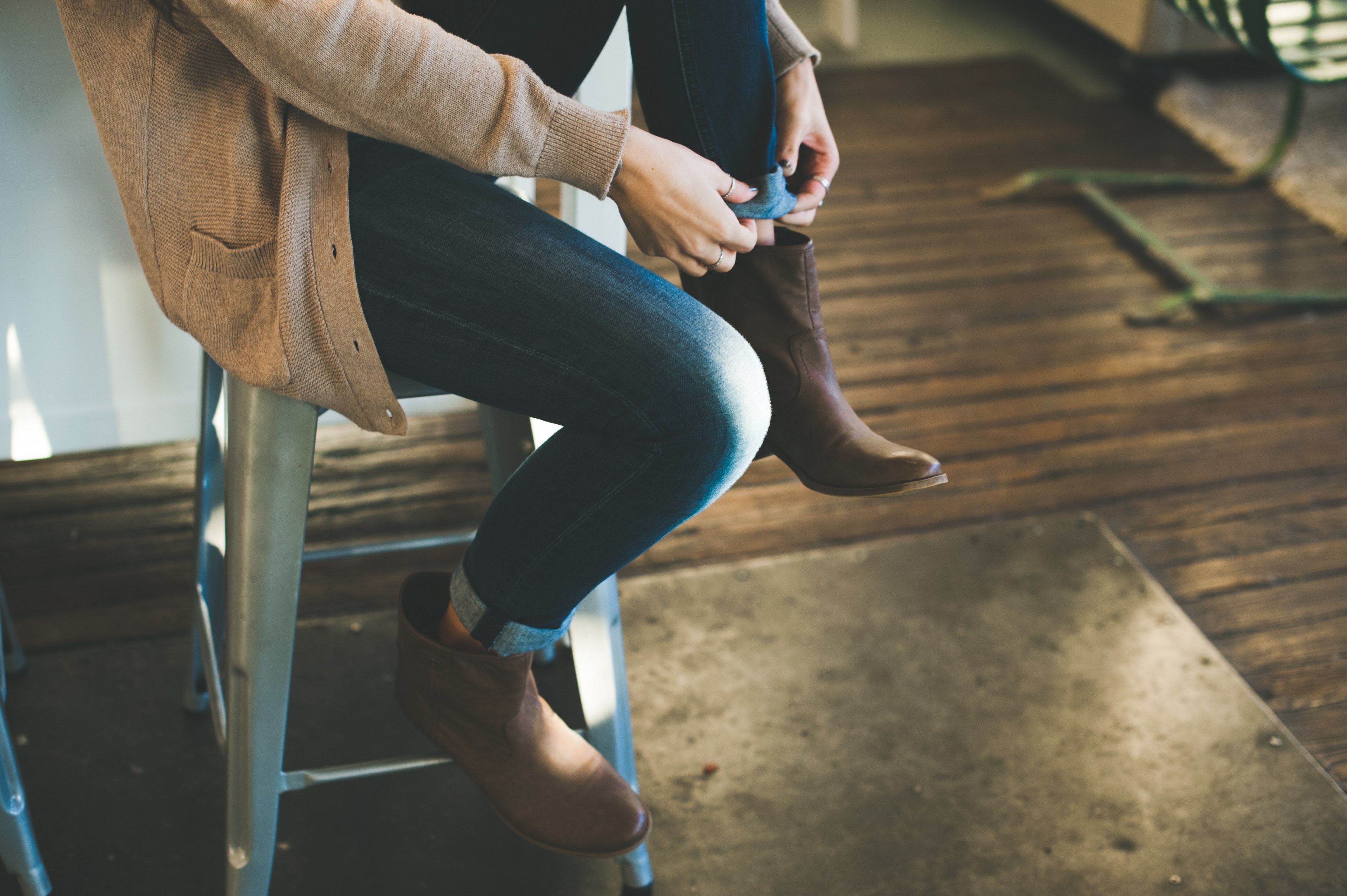 a girl sitting on a stool wearing brown booties denim jeans and a brown sweater, girl on stool 4k, HD Wallpaper
