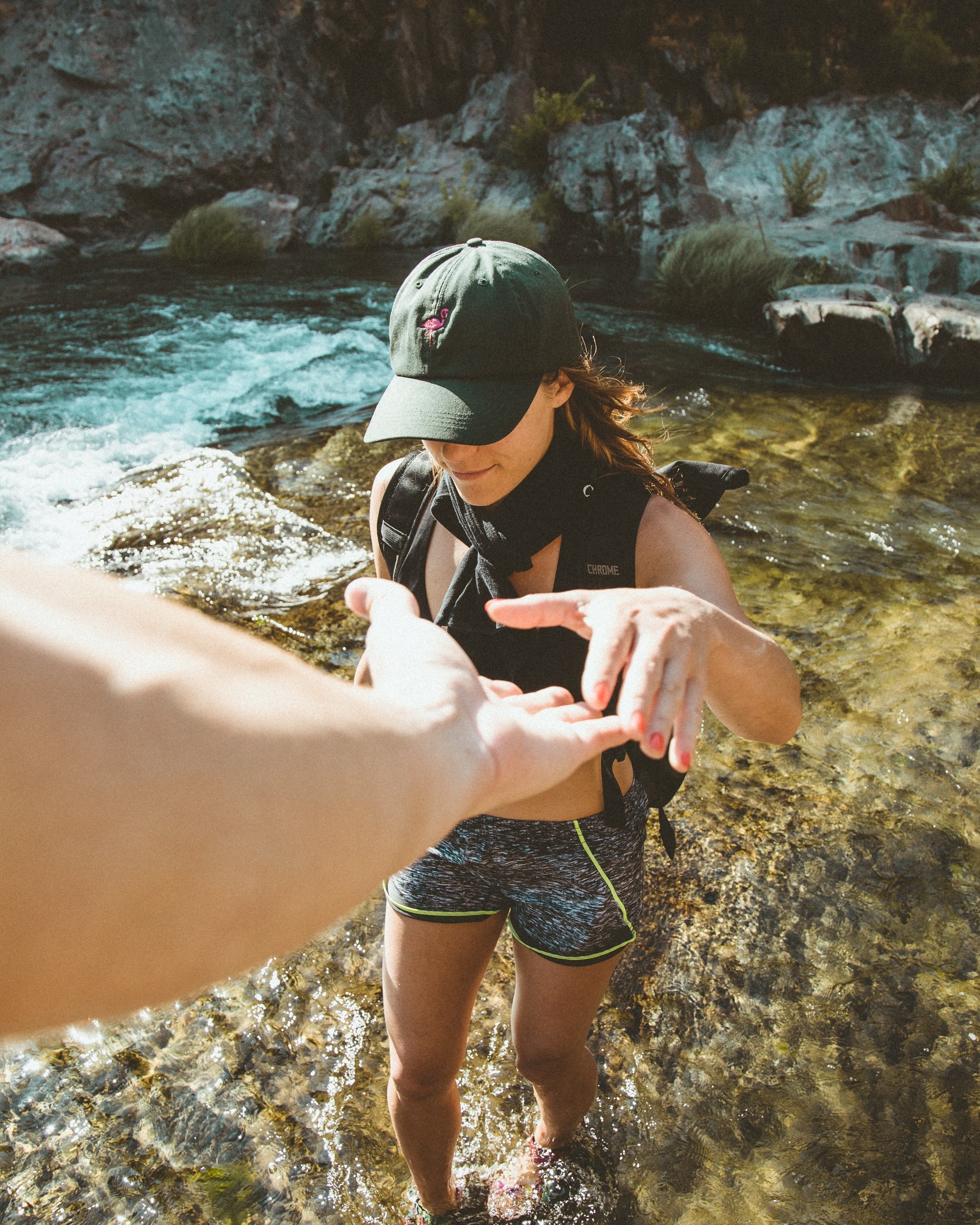a man reaching for a womans hand to help her out of the water, _help across the water 4k, Phone HD Wallpaper