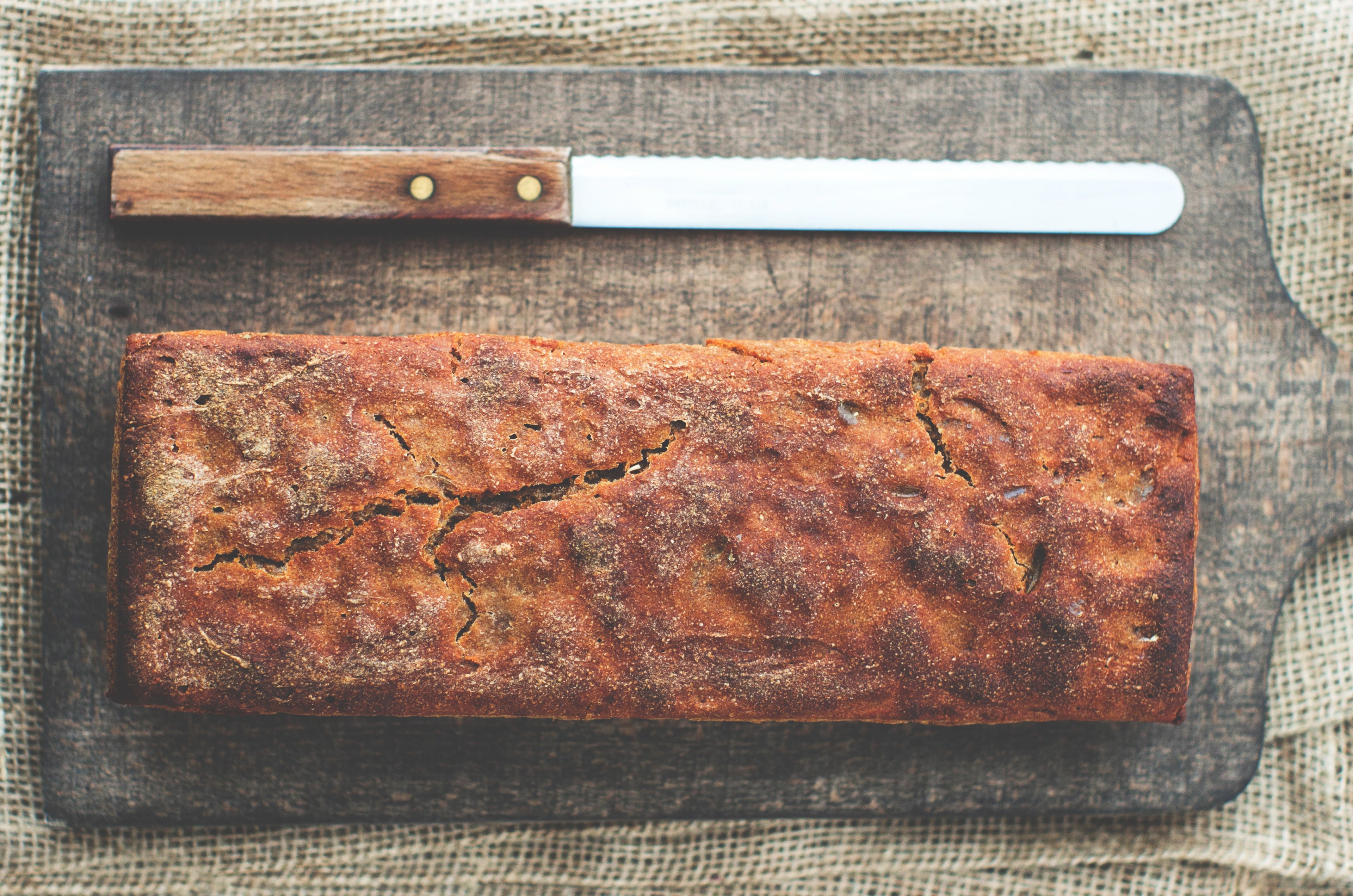 freshly baked bread on a cutting board with a bread knife, fresh rustic bread 4k, HD Wallpaper