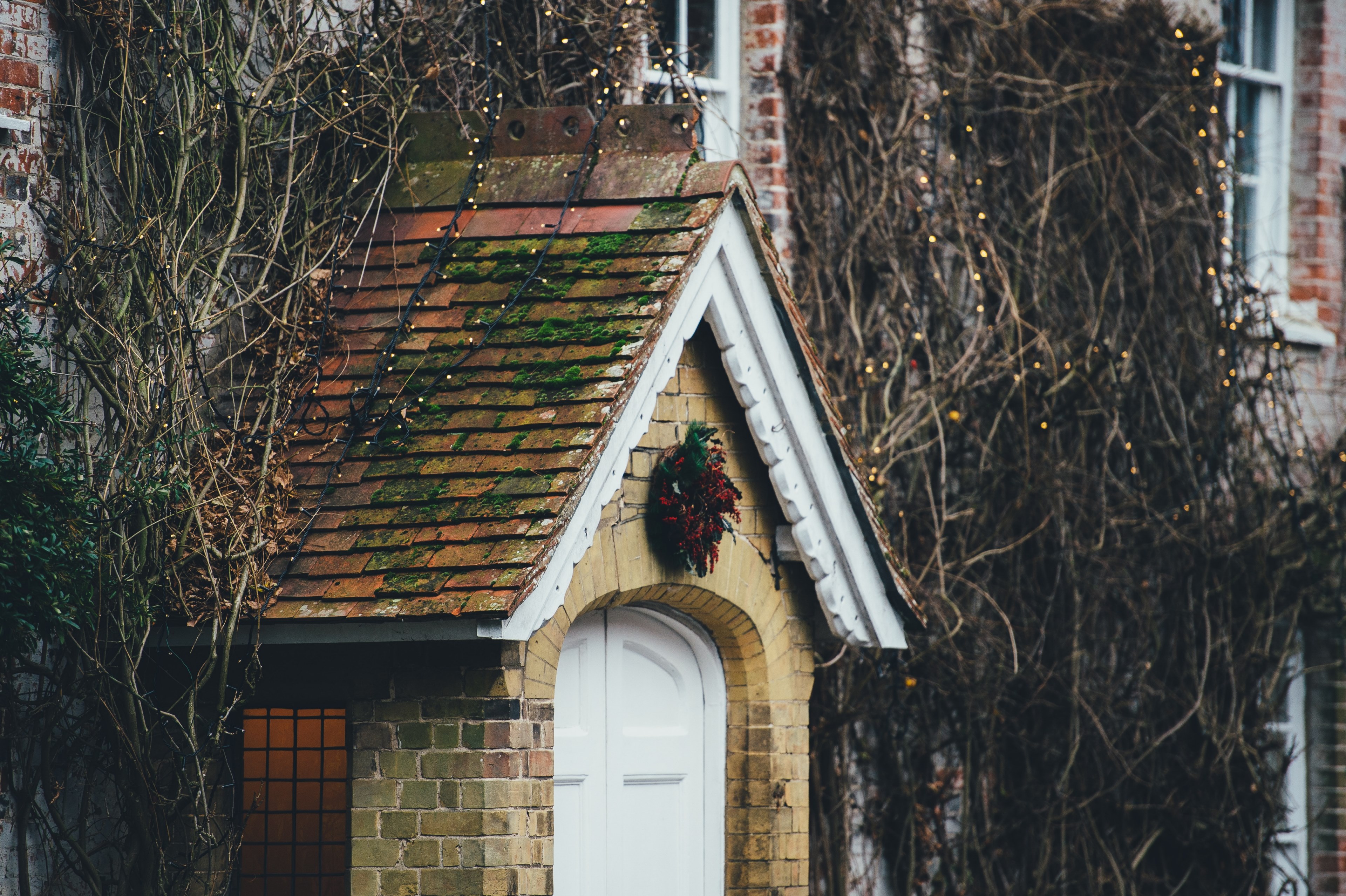 yellow brick cottage with a white door and dried vines on the wall, christmas wreath 4k, HD Wallpaper