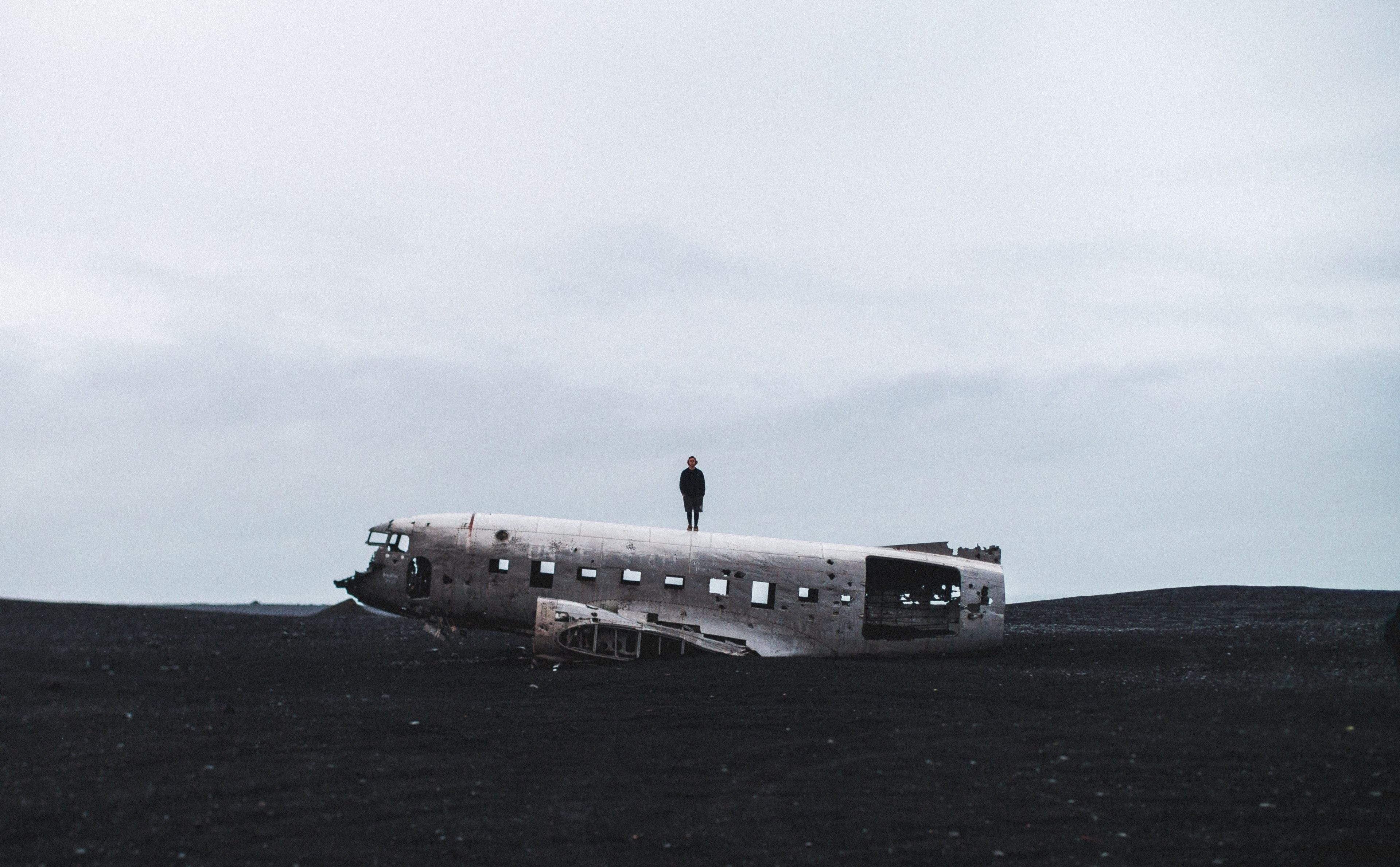 plane airplane wreckage and man 4k, HD Wallpaper