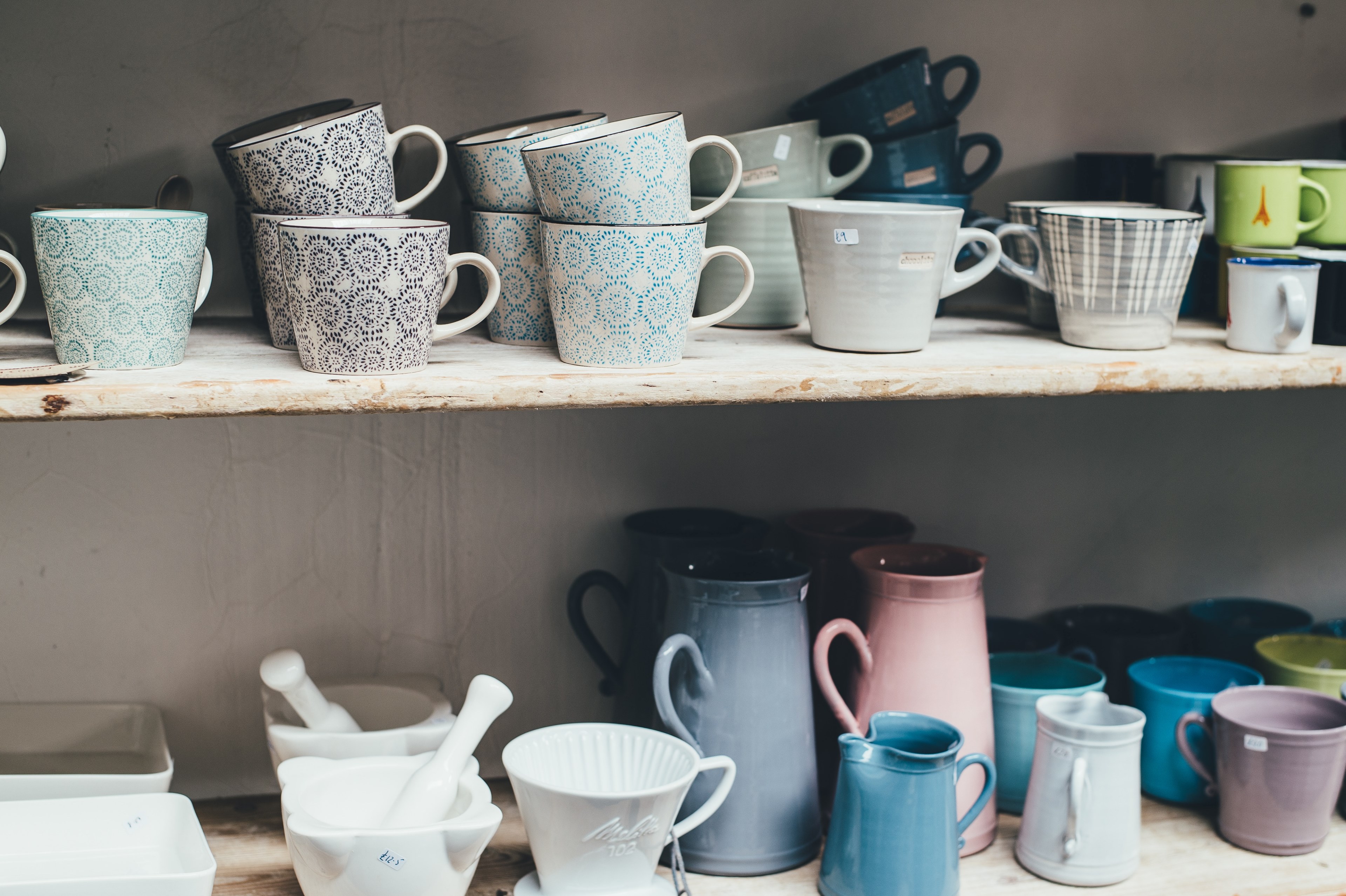 cups on shelf 4k, HD Wallpaper