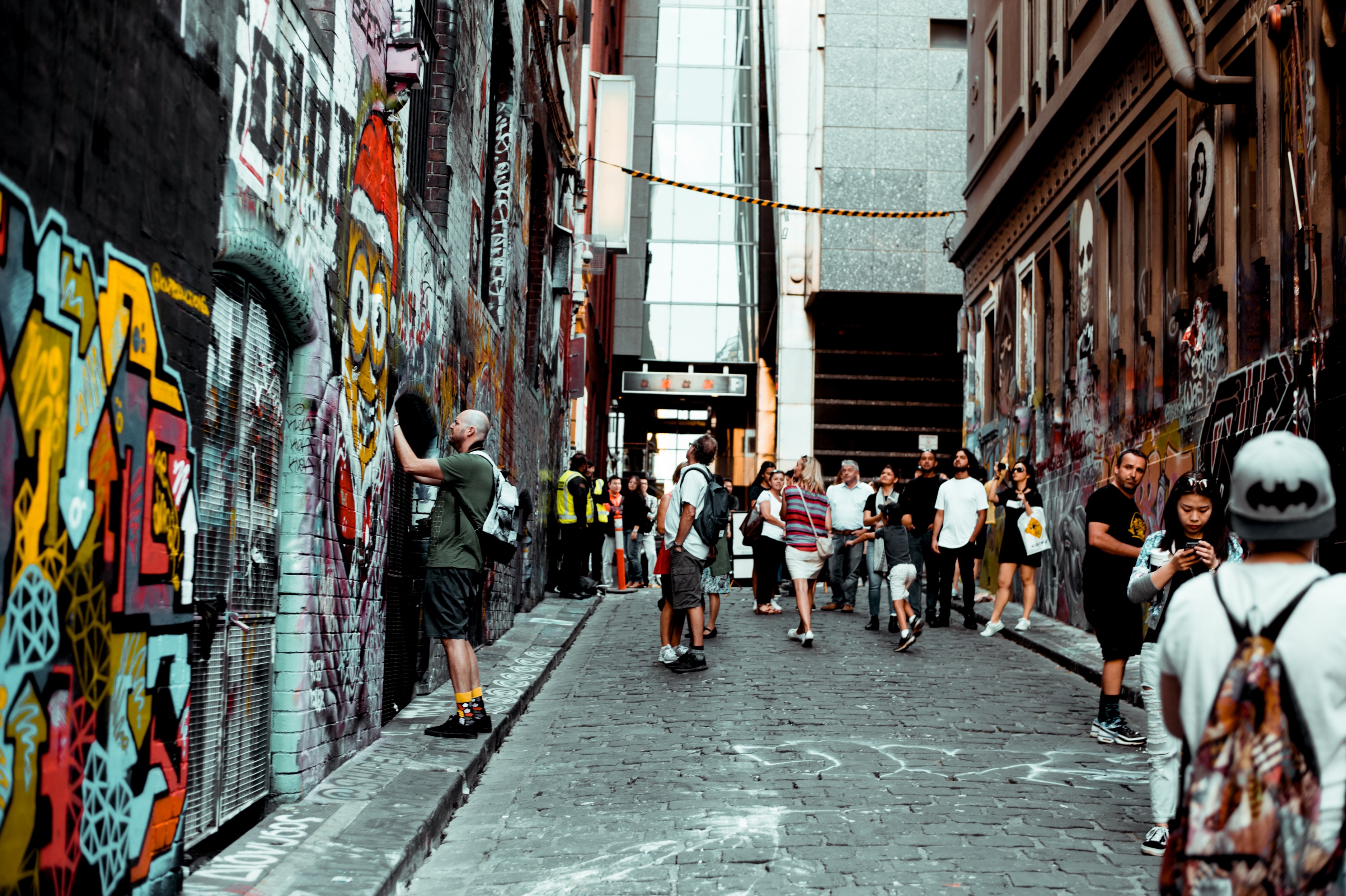 street graffiti alleyway and crowd 4k, HD Wallpaper