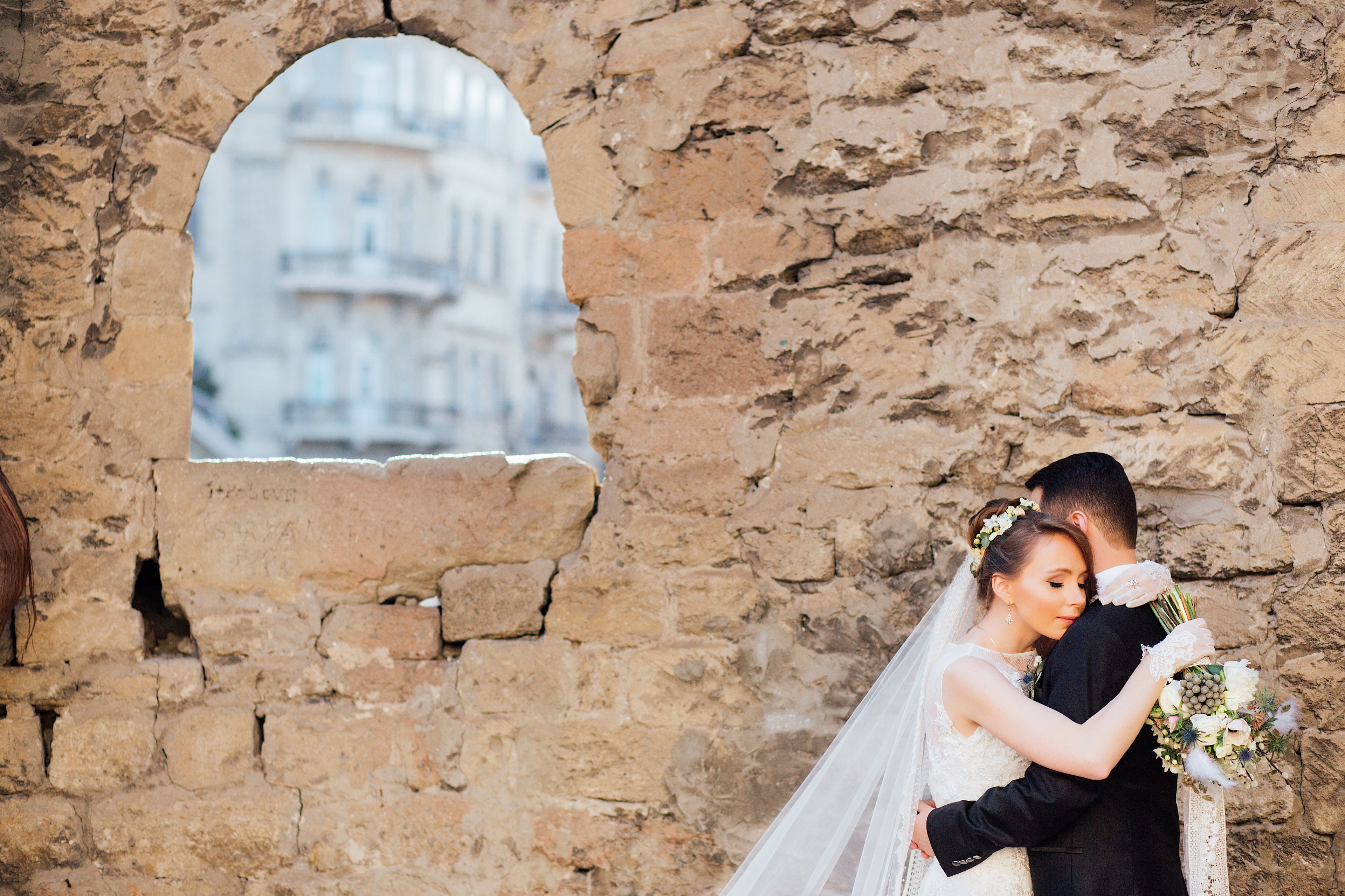 a married couple embraces below a window in a stone wall on their wedding day, 10 4k, HD Wallpaper
