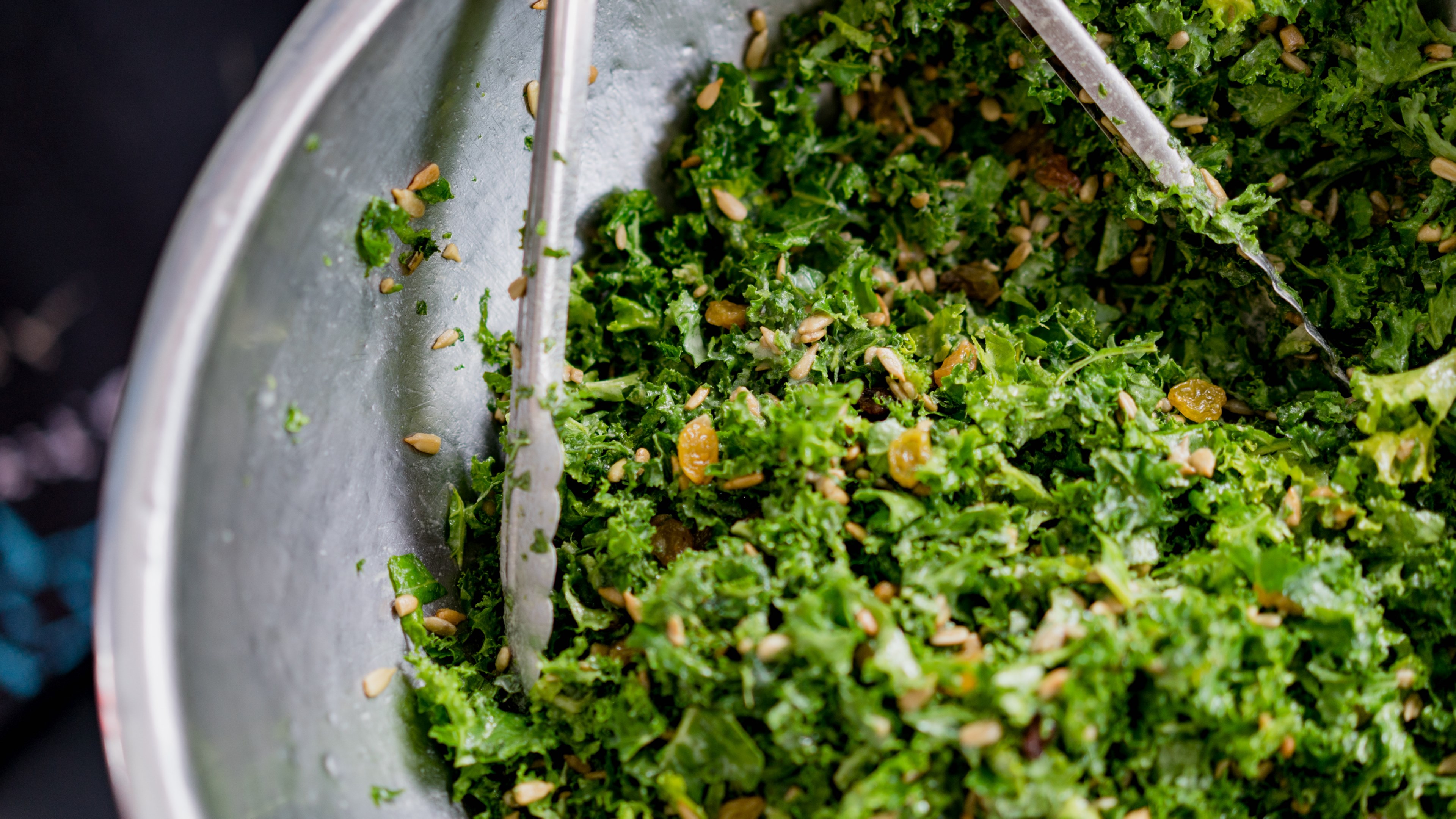 tongs toss a large bowl of fresh kale salad, kale salad 4k, HD Wallpaper