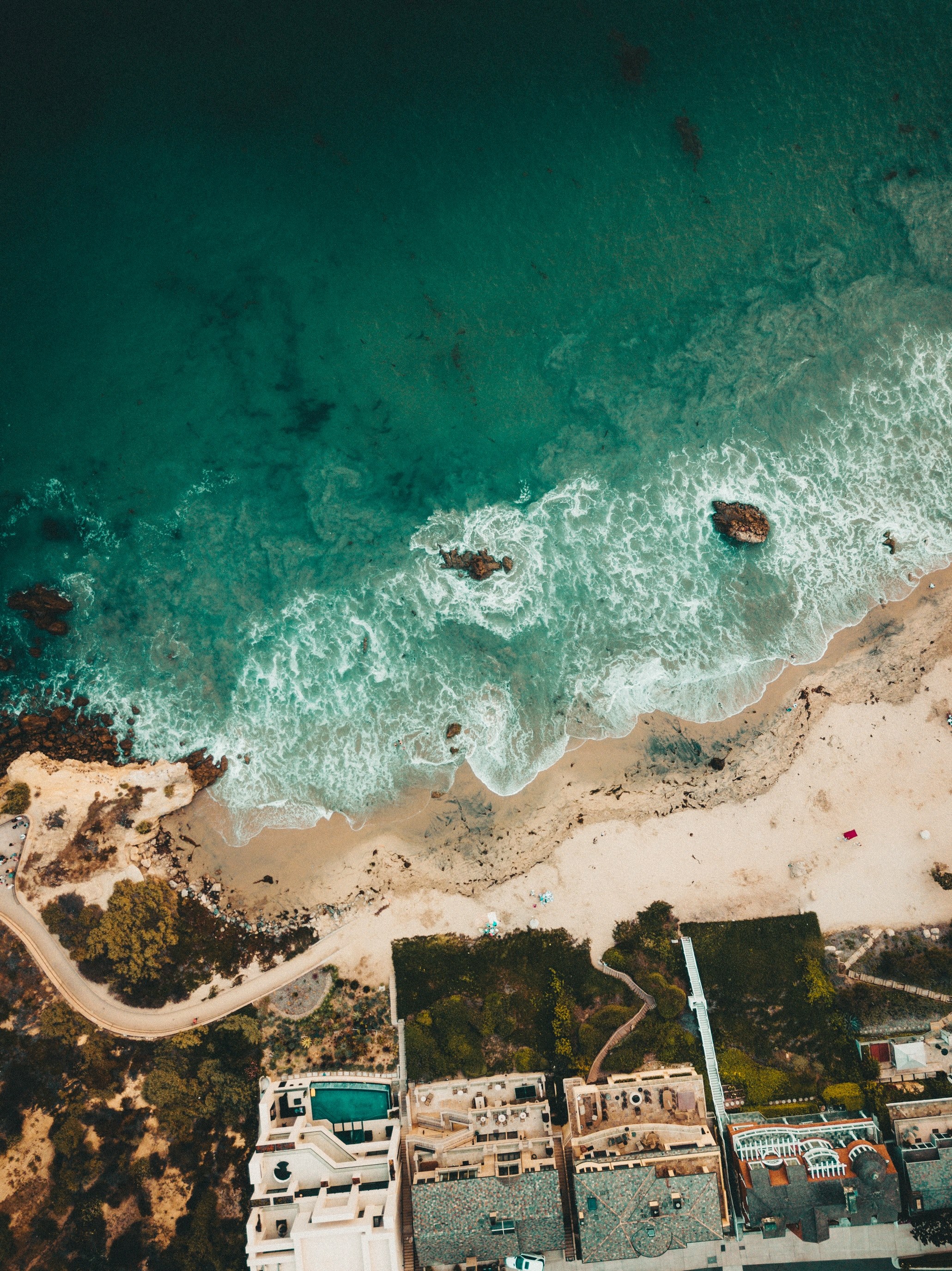 drone view of houses by the sandy beach shoreline at corona del mar, houses on the beach 4k, Phone HD Wallpaper