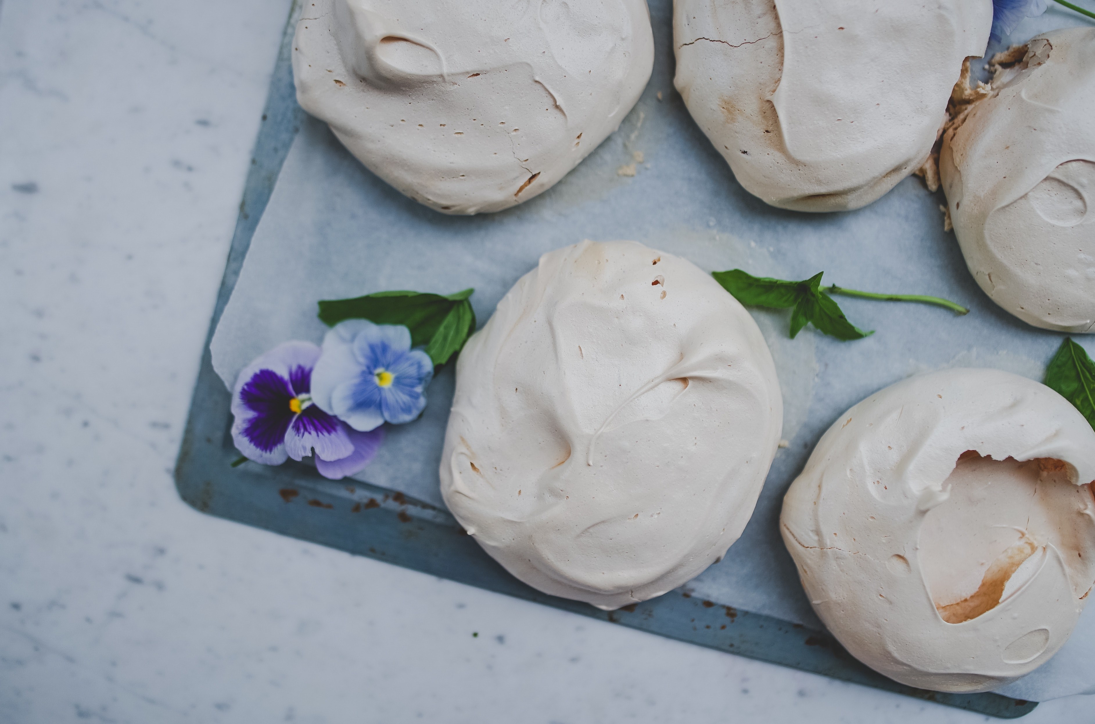 an overhead shot of several meringues and violet flowers on a baking tray, naked pavlova 4k, HD Wallpaper