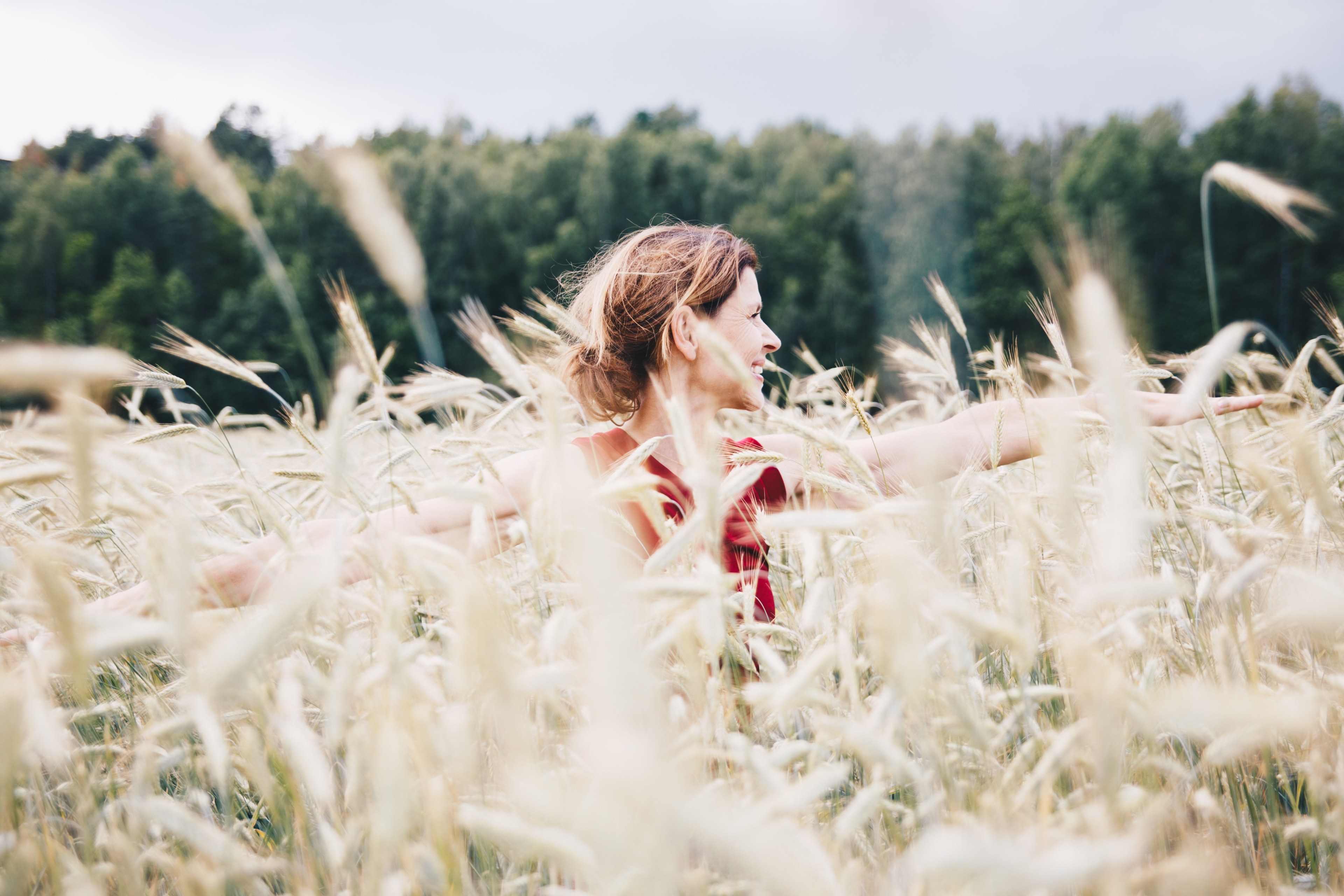 a woman with outstretched arms faces to the side smiling in a field of wheat, smiling woman in wheat field 4k, HD Wallpaper
