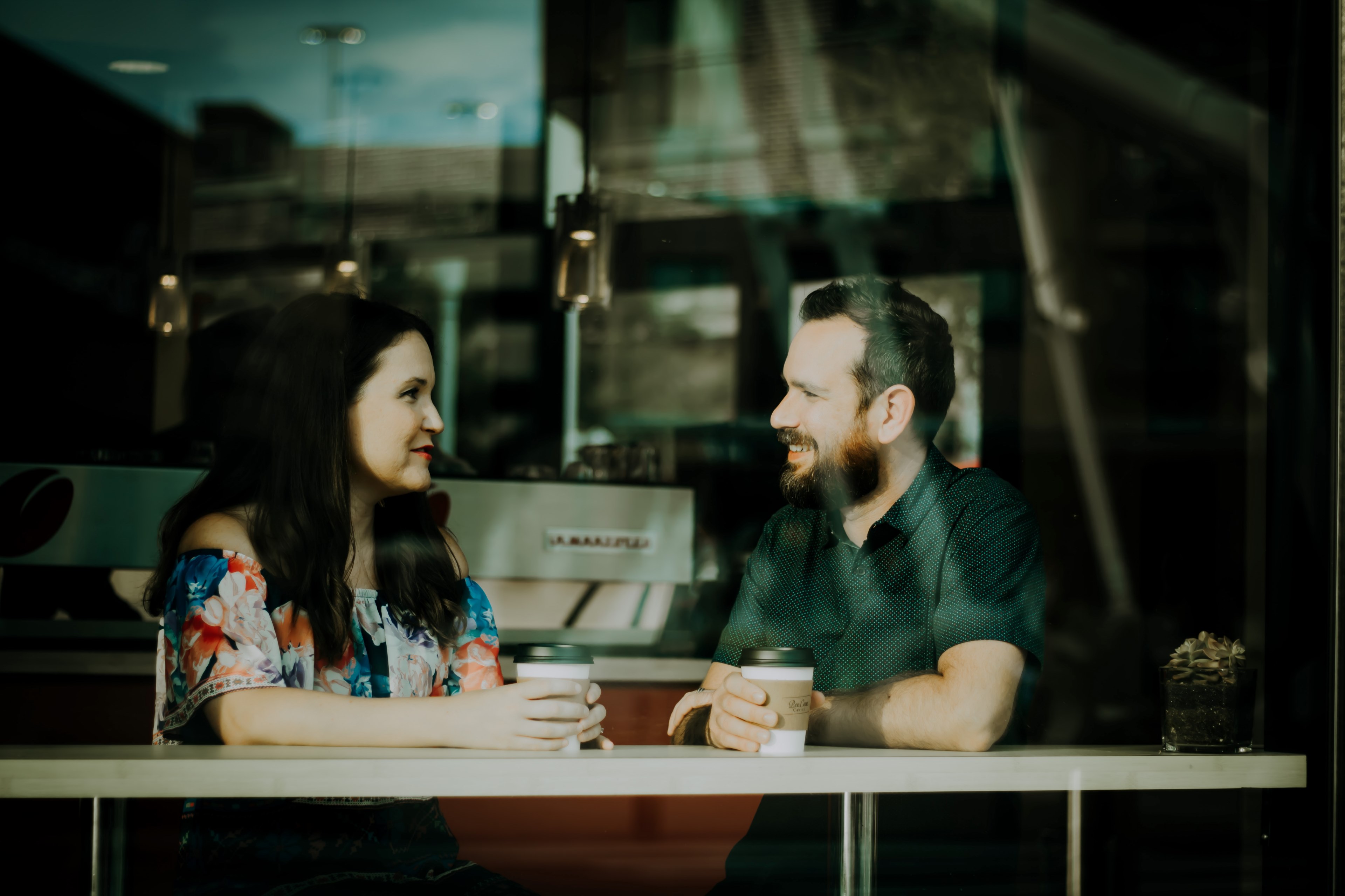 man and a woman having a conversation in a bee cave coffee co_ shop, coffee talks 4k, HD Wallpaper