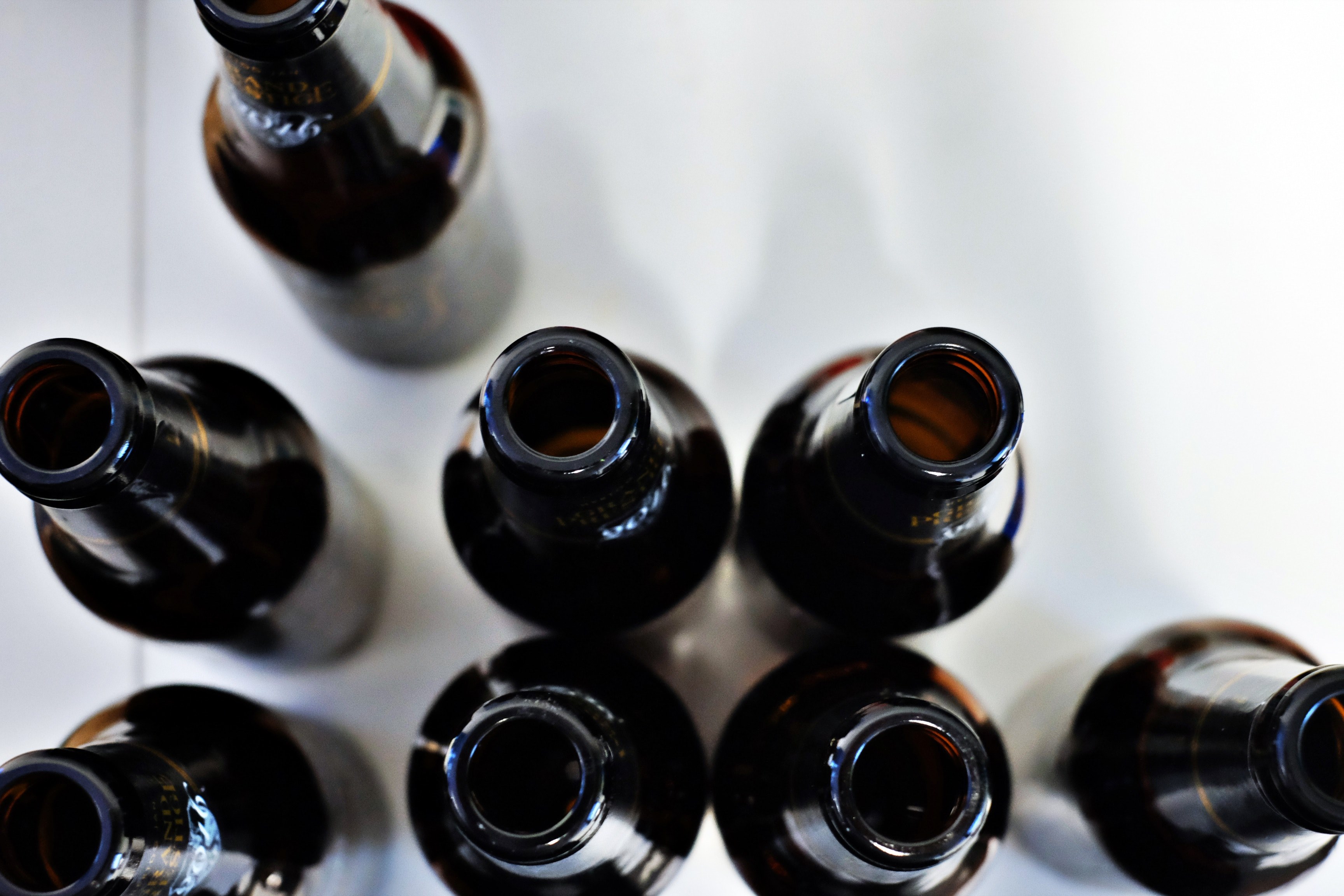 the macro view of the top of open and empty beer bottles, open beer bottles 4k, HD Wallpaper
