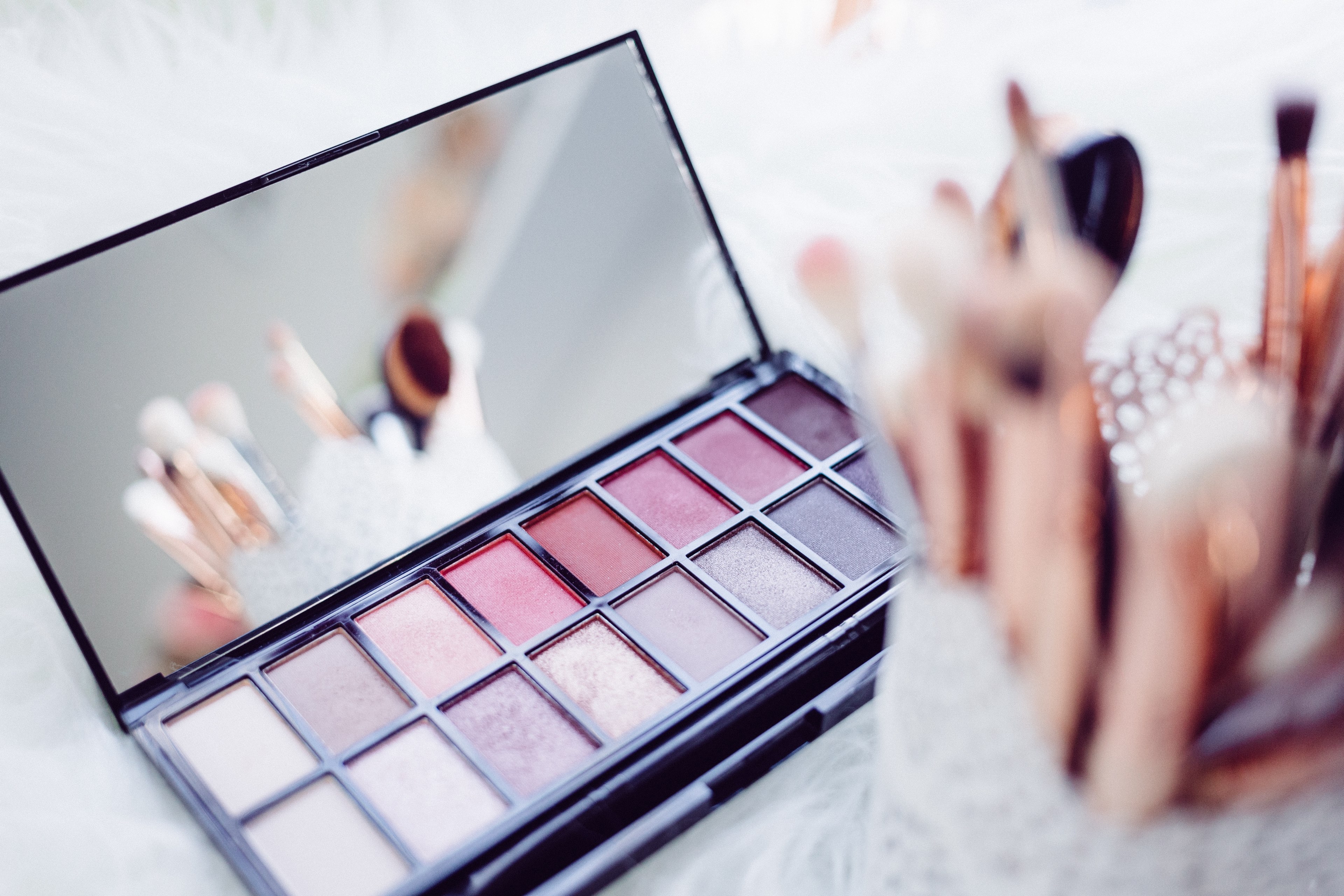 in focus shot of a makeup palette and brushes, _makeup brushes and eyeshadows 4k, HD Wallpaper