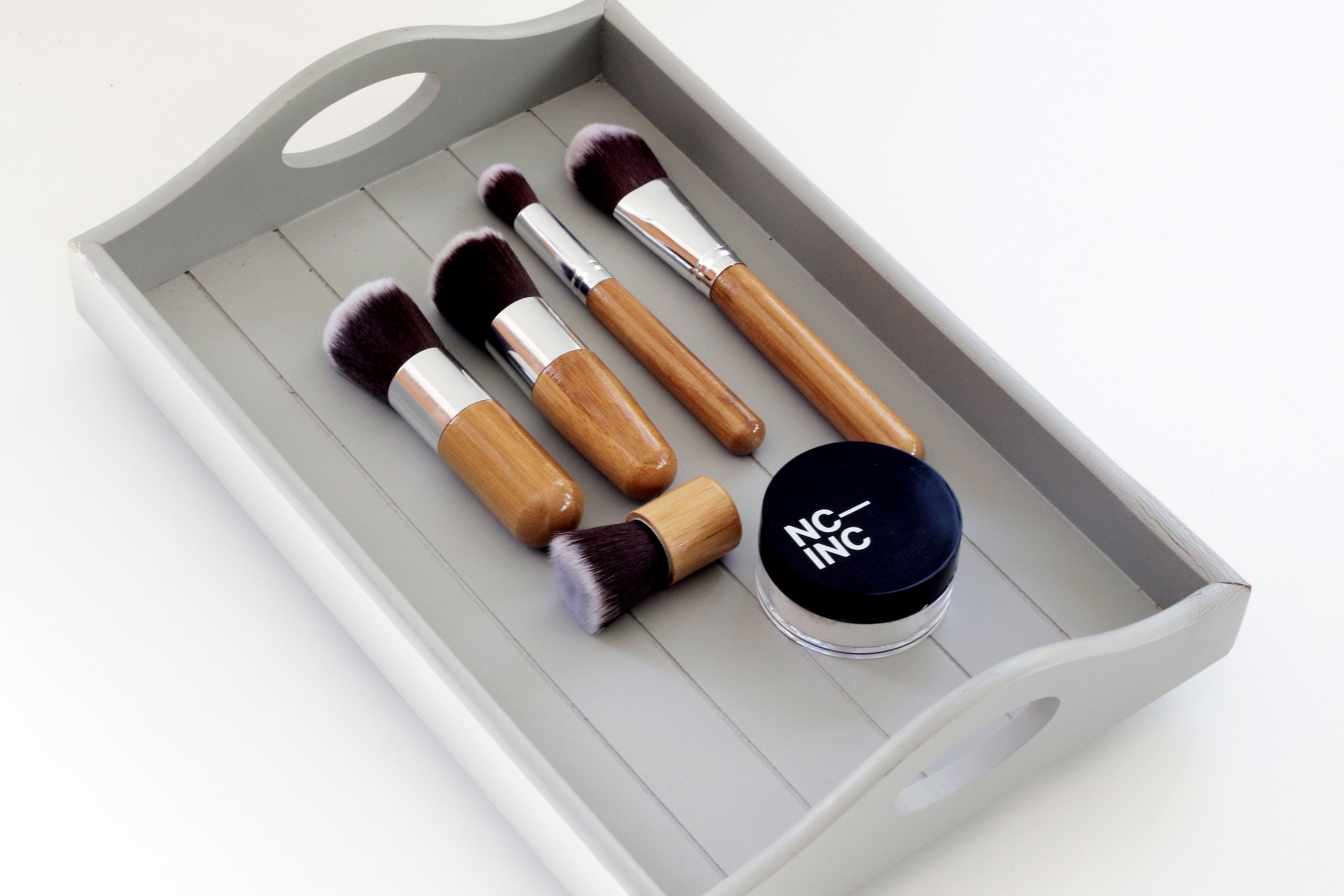 make up brushes on a small wooden tray, make up brushes 4k, HD Wallpaper