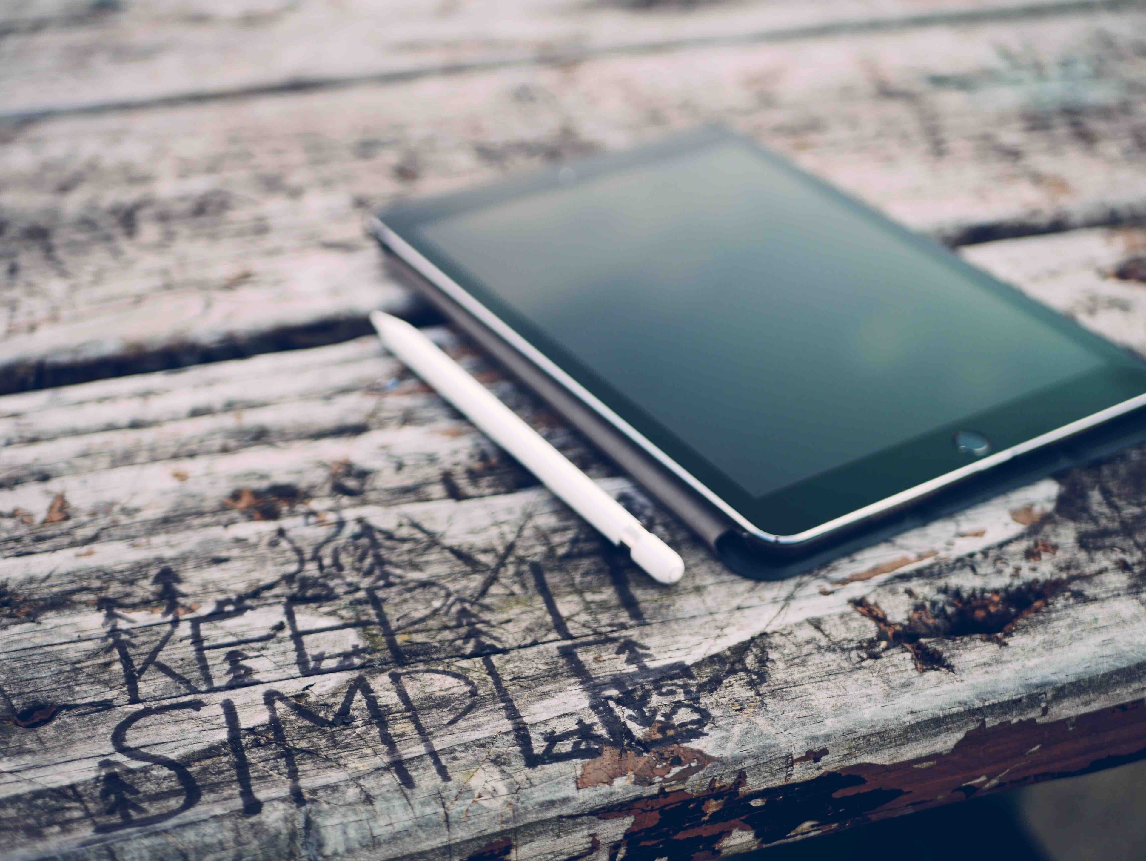 ipad pen tabletop and apple ipad 4k, HD Wallpaper