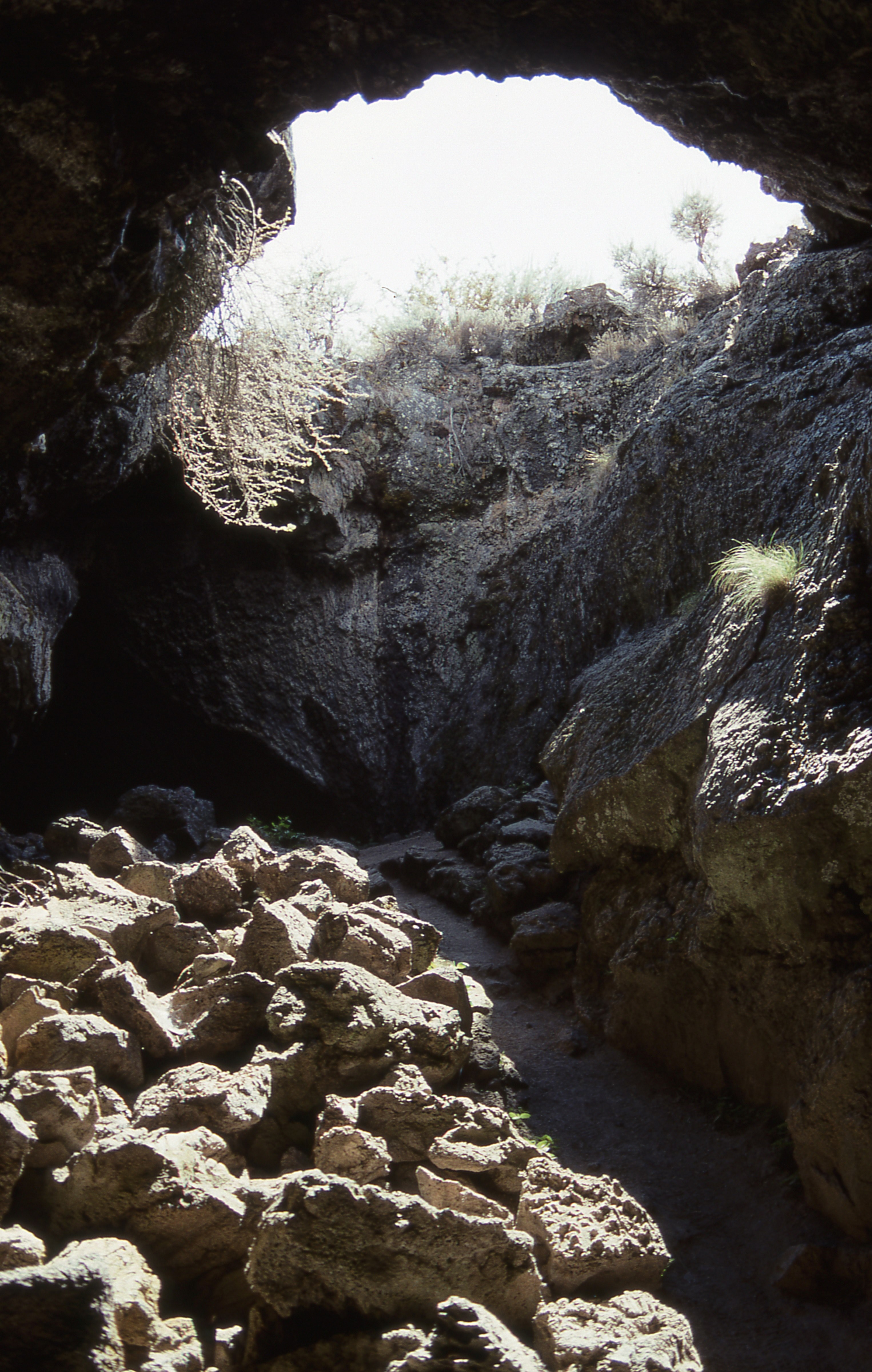 lava tube at lava beds national monument 4k, Phone HD Wallpaper