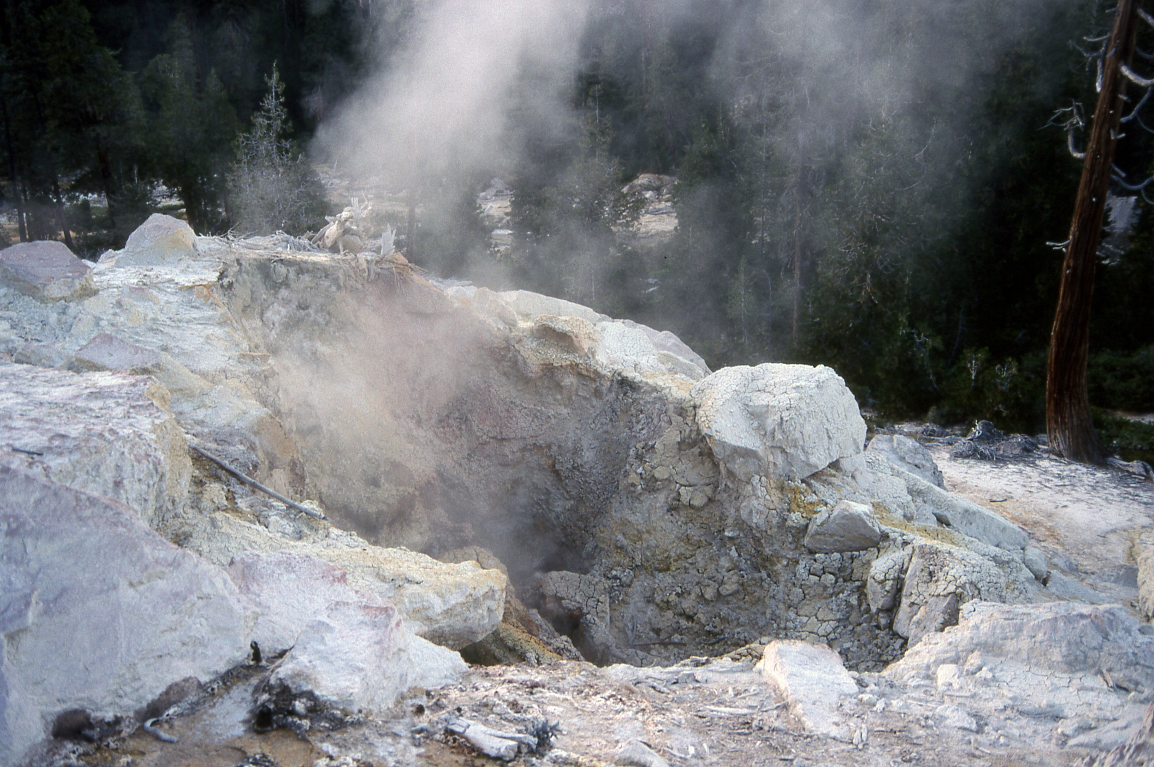 devils kitchen at lassen volcanic national park 4k, HD Wallpaper