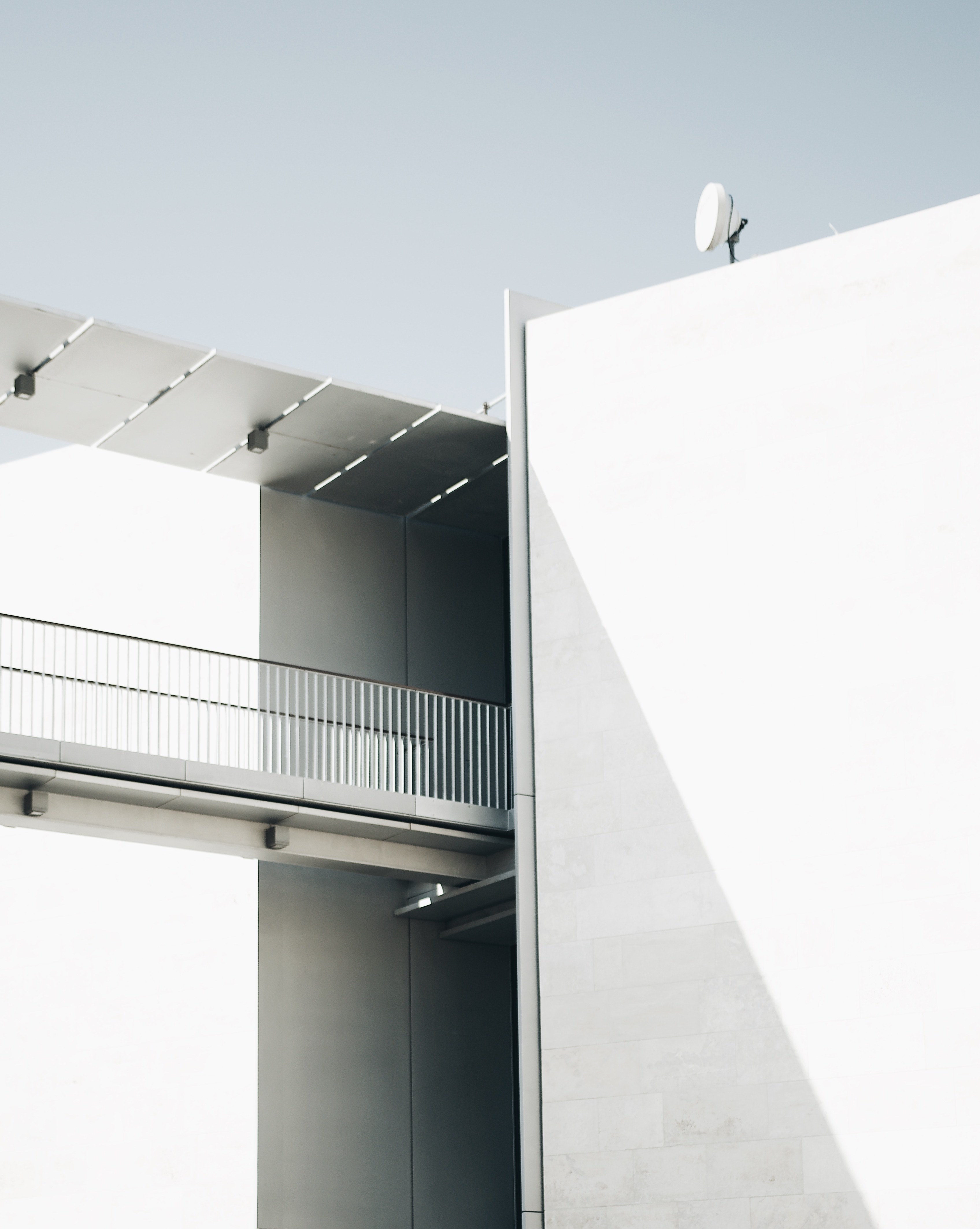 walkway bridge building and white hd, 4k, Phone HD Wallpaper
