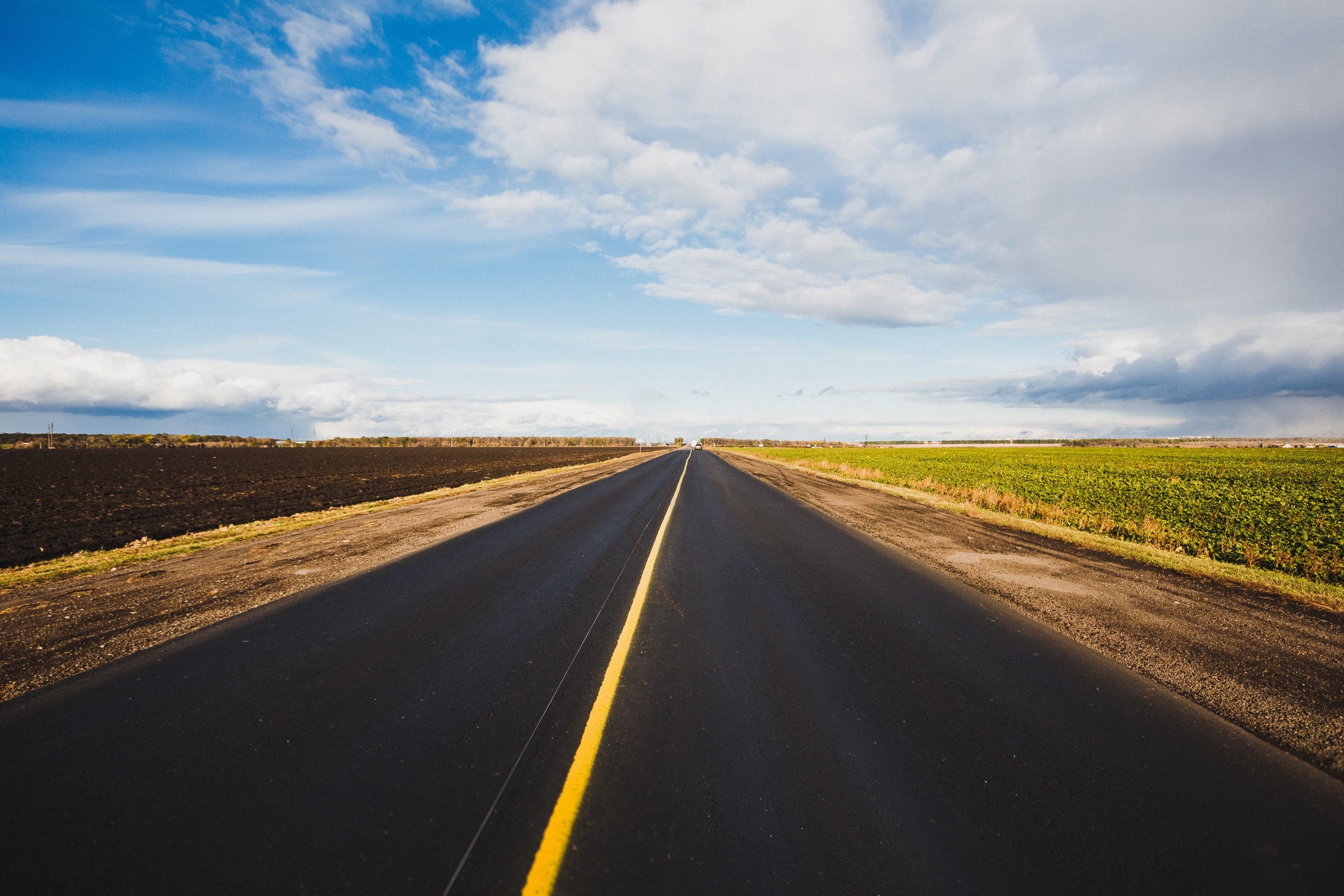 a countryside road that cuts through a field in tambov, tambov road 4k, HD Wallpaper