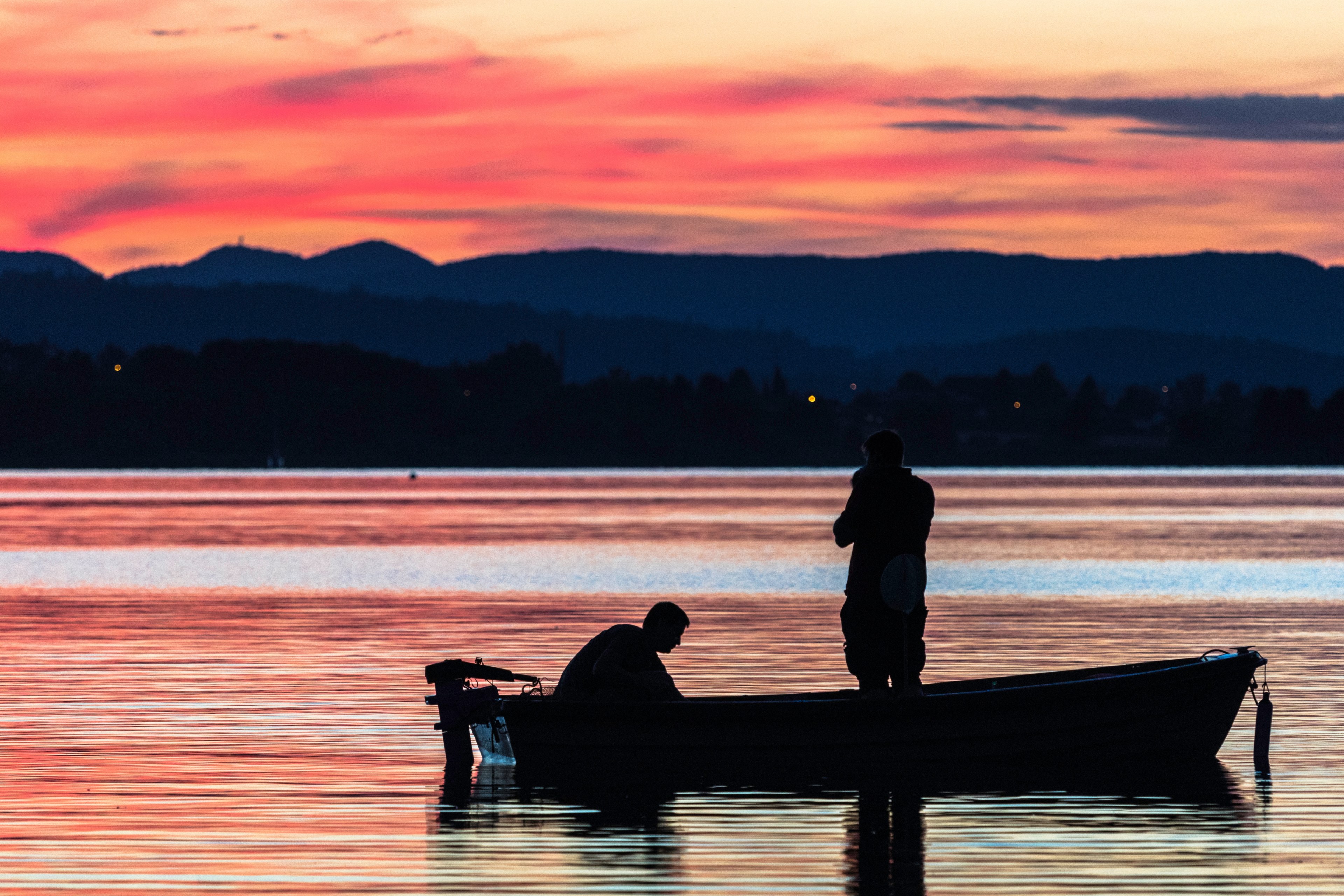 silhouette of two men on a boat gliding across the hallwilersee waters in meisterschwanden during sunset, sunset fishing 4k, HD Wallpaper