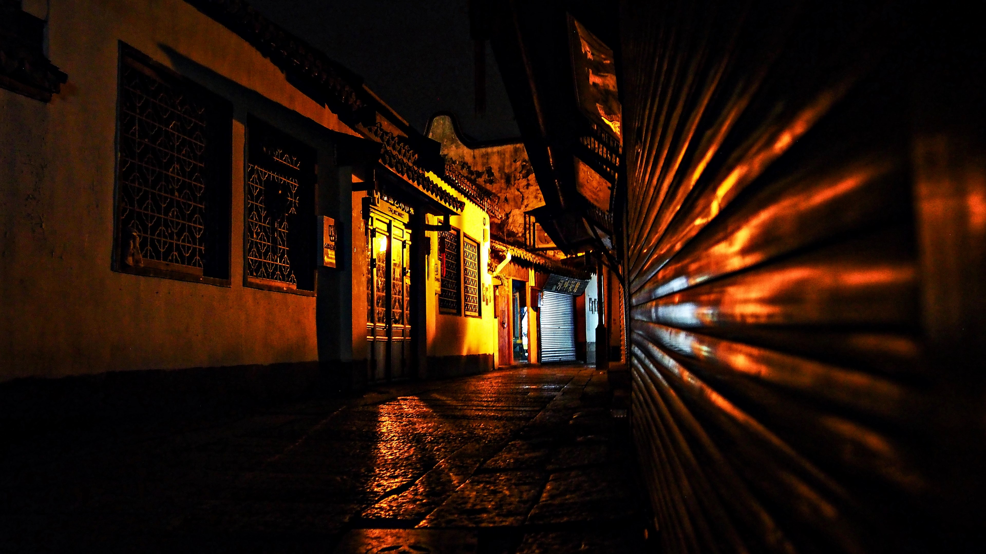 taking a stroll through the streets 4k, HD Wallpaper