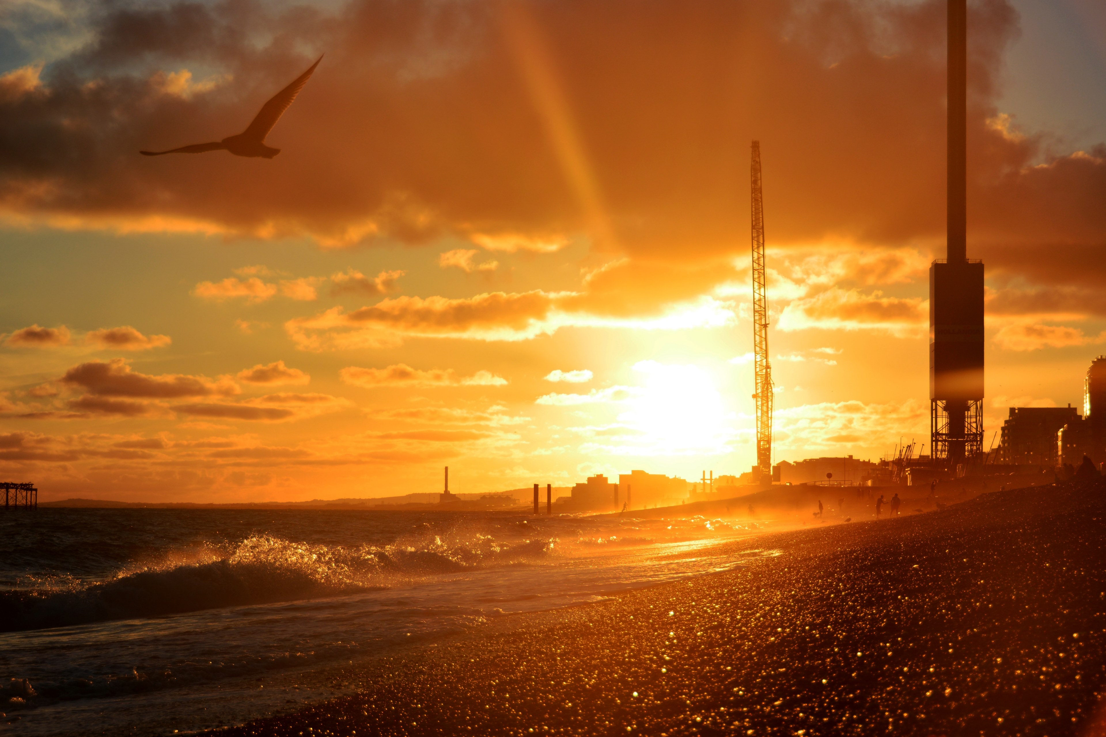 sunlight from sunset carves out silhouette of beach in brighton construction site, sunset at brighton beach 4k, HD Wallpaper