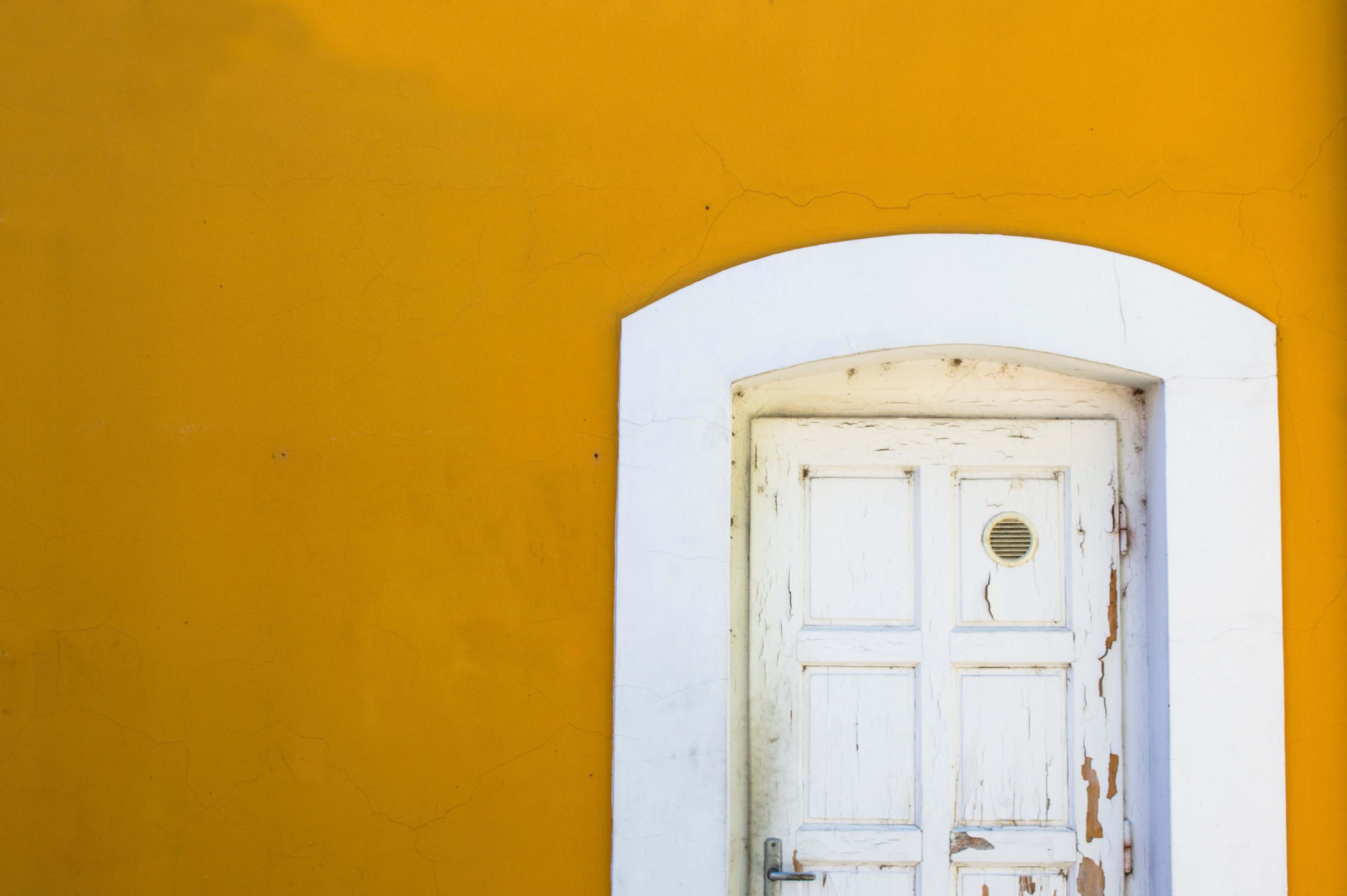 a while door with chipping paint, _white door 4k, HD Wallpaper