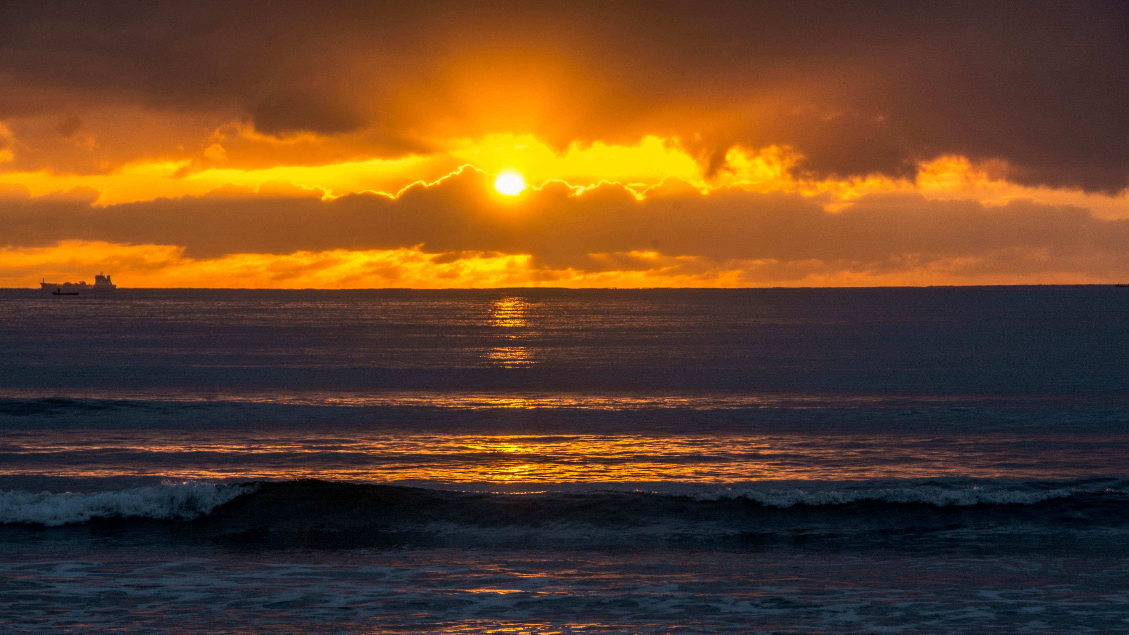 sun sets behind the cloud above the calm sea at balnerio cambori, sunrise at camboriu beach 4k, HD Wallpaper