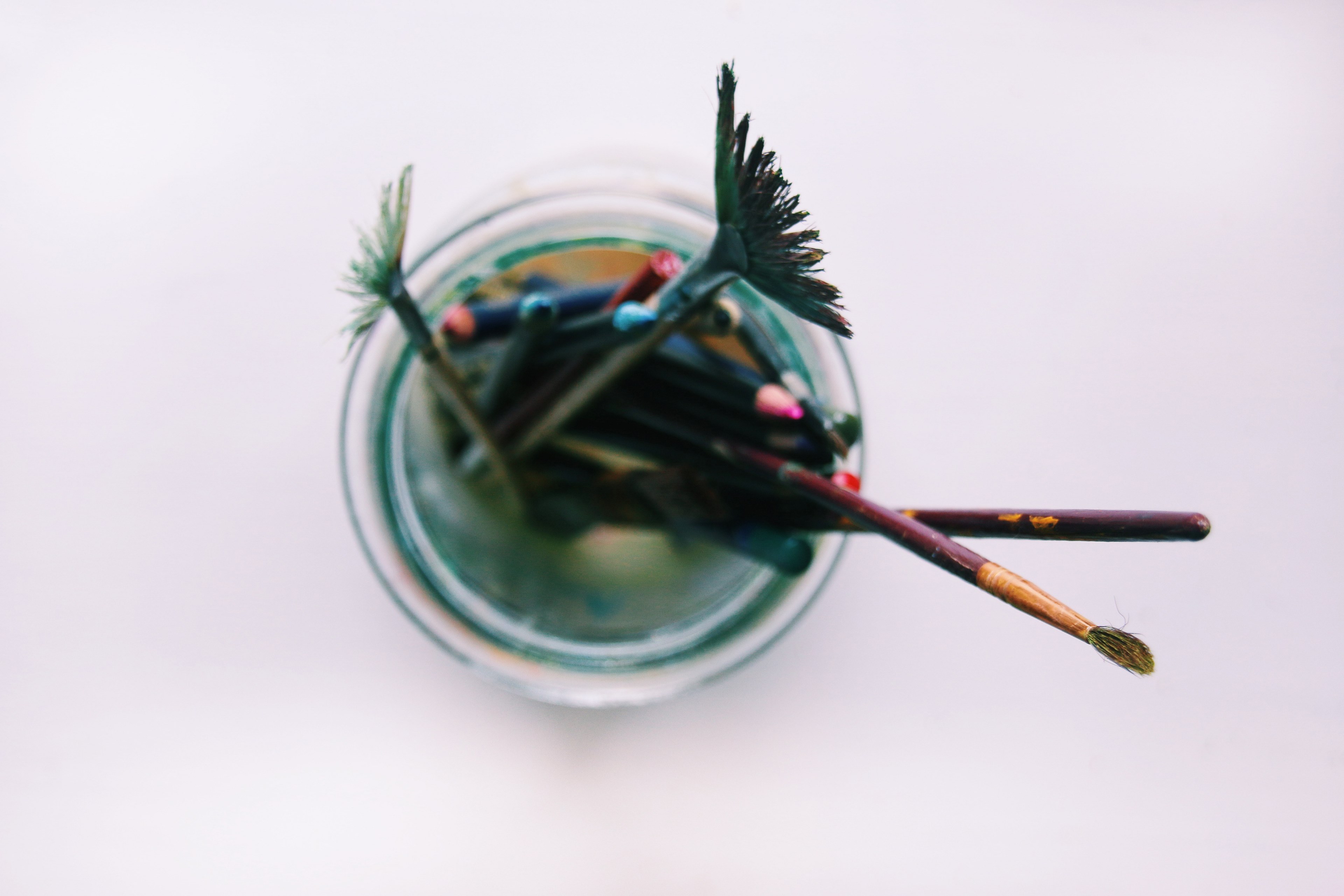 overhead shot of dirty paint brushes in a glass on a counter, jar of paint brushes 4k, HD Wallpaper
