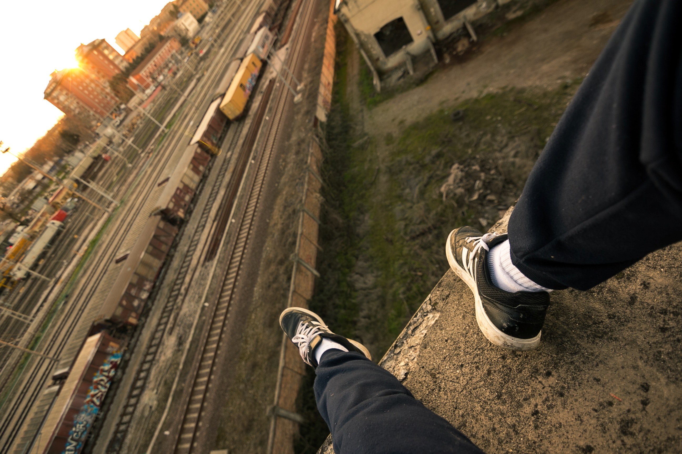 sneaker feet train and shoe 4k, HD Wallpaper