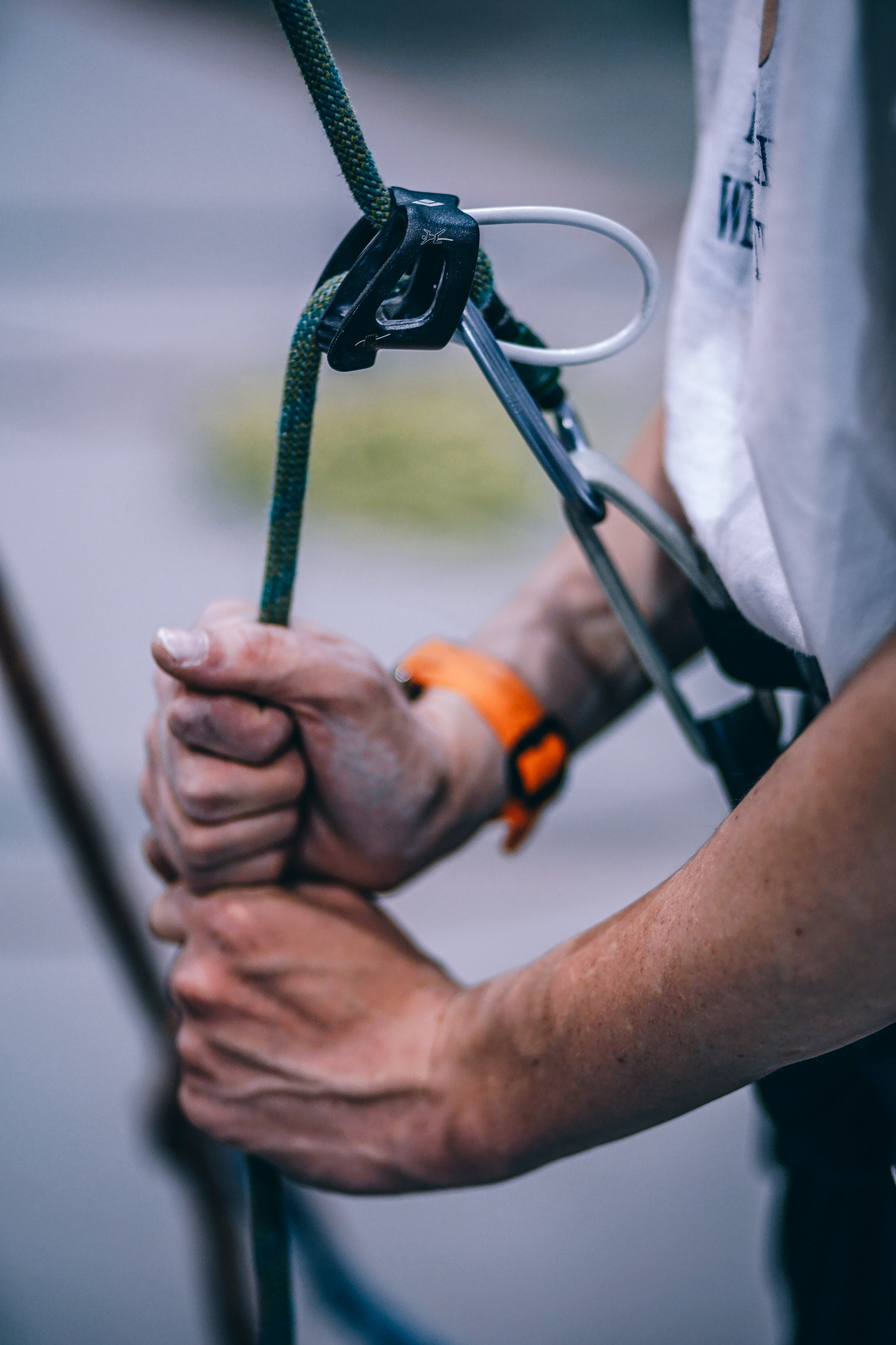 rock climber hands holding a rope 4k, Phone HD Wallpaper