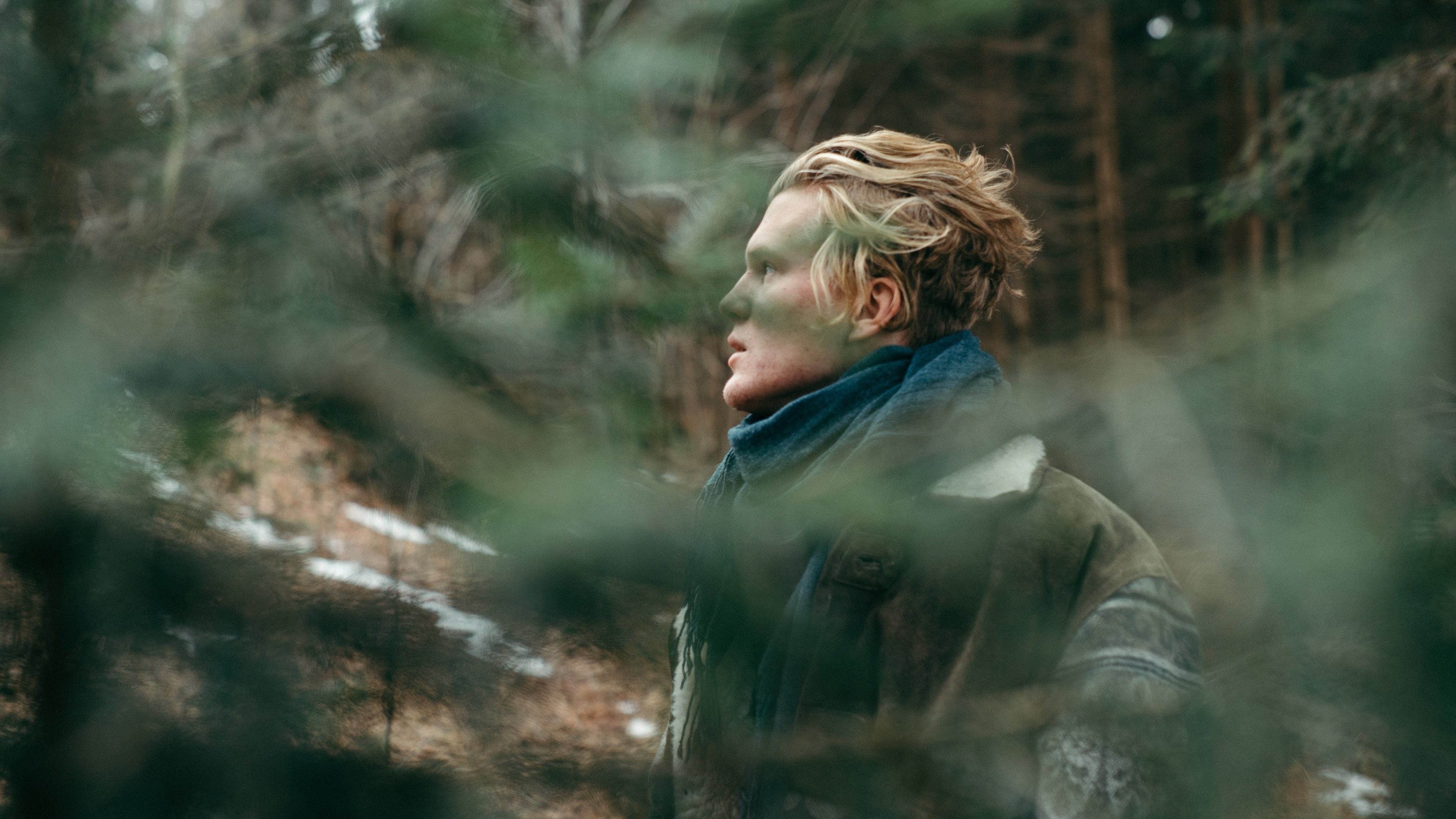 a blonde man wearing a scarf in the forest, man in a scarf in the woods 4k, HD Wallpaper