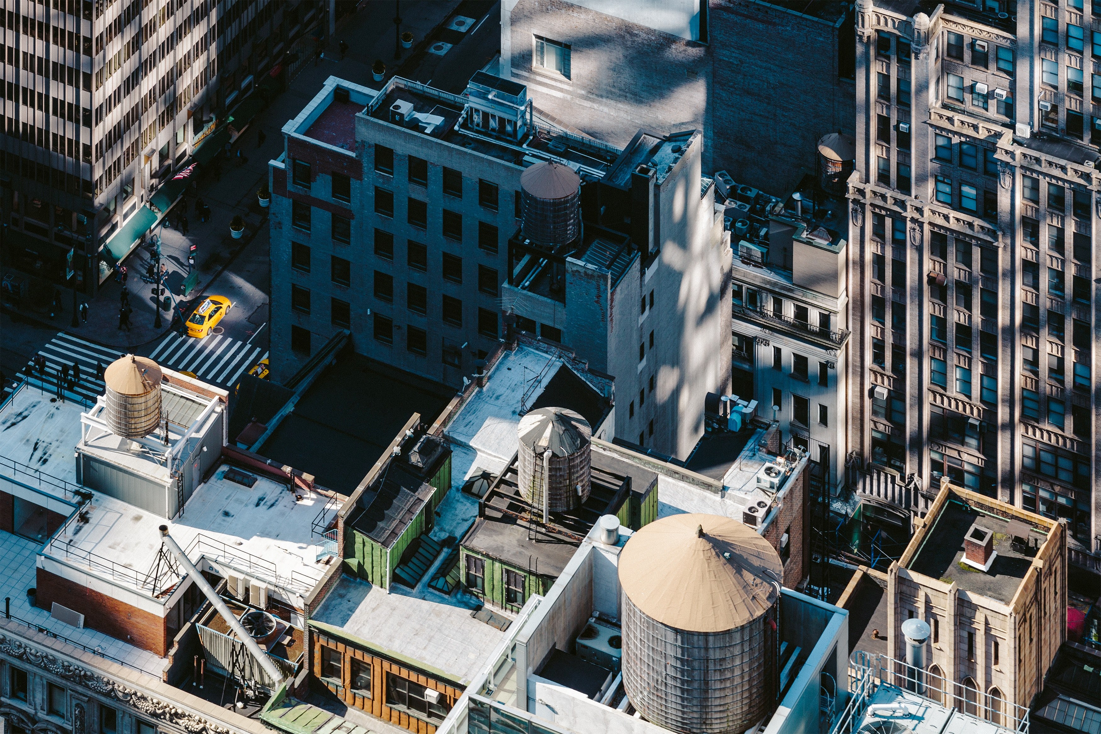 a high view of apartment building roofs in manhattan, drone manhattan shadow 4k, HD Wallpaper